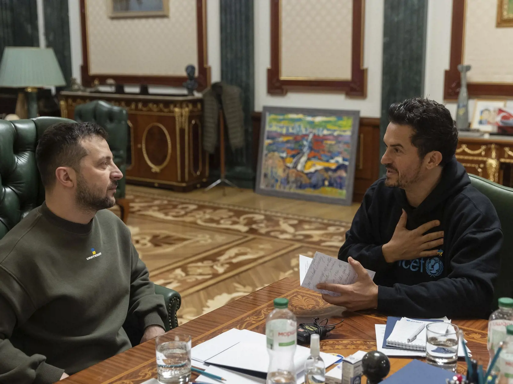 Ukrajinský prezident Volodymyr Zelenskyj (vľavo) a britský herec Orlando Bloom počas stretnutia v Kyjeve 26. marca 2023.  Britský herec Orlando Bloom sa v nedeľu v Kyjeve stretol s ukrajinským prezidentom Volodymyrom Zelenským. Rokovali spolu o otázkach ochrany ukrajinských detí traumatizovaných ruskou vojenskou inváziou. FOTO TASR/AP