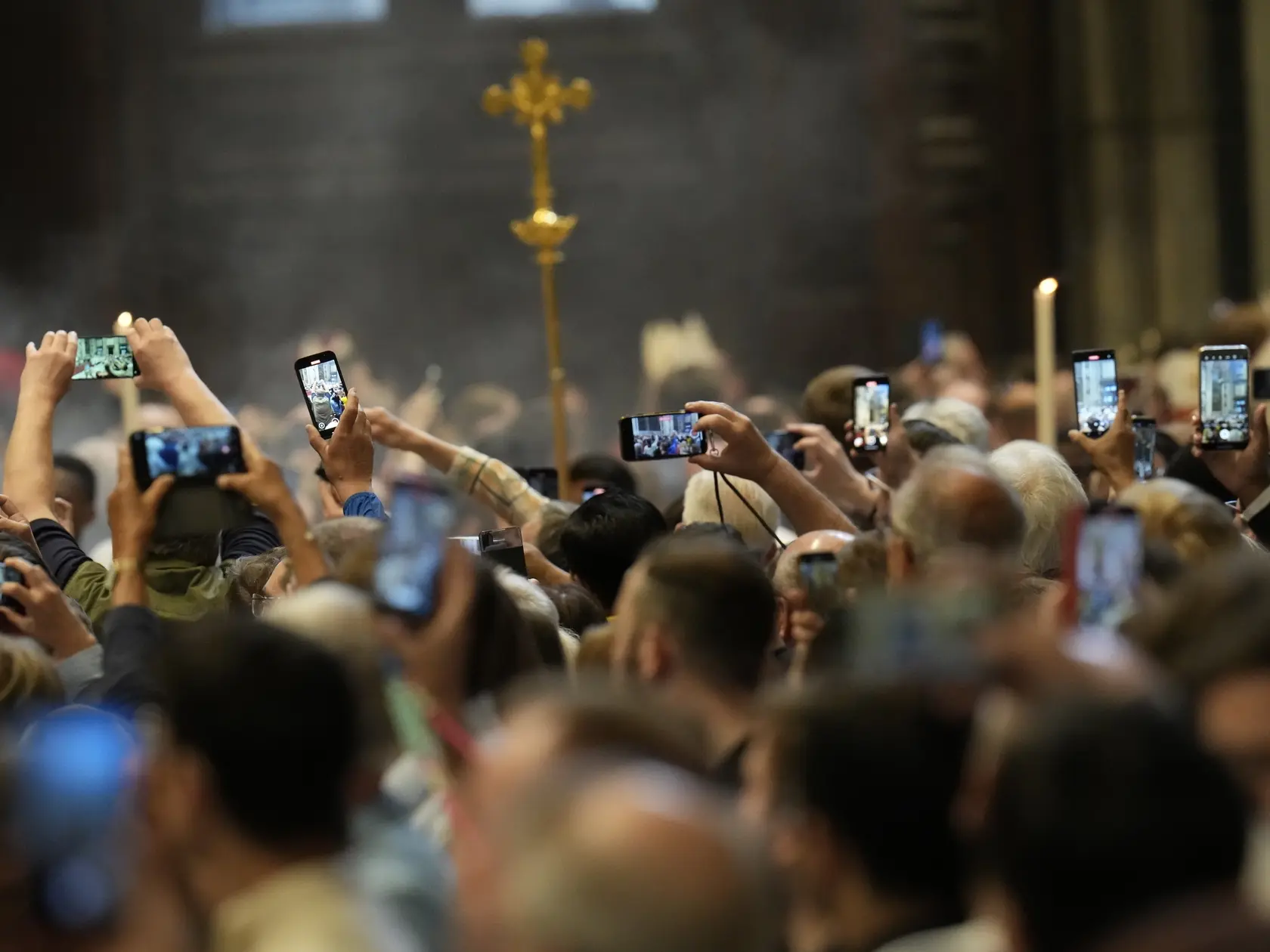 Na snímke veriaci si fotia smartfónmi kardinálov, ktorí prichádzajú na svätú omšu za voľbu pápeža (Pro eligendo Romano Pontifice) v Bazilike sv. Petra vo Vatikáne v stredu 7. mája 2025.