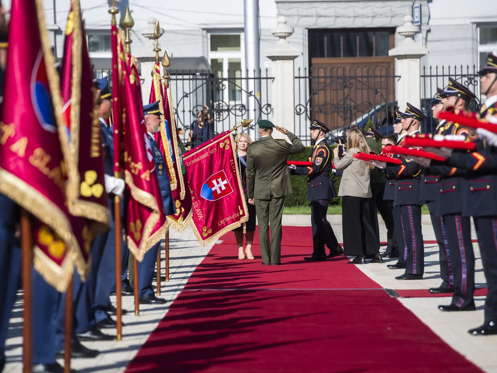 Na snímke prezidentka SR Zuzana Čaputová (uprostred v pozadí) počas slávnostného ceremoniálu pripnutia stúh na bojové zástavy na prednom nádvorí Prezidentského paláca v Bratislave 7. septembra 2023. FOTO TASR - Jaroslav Novák