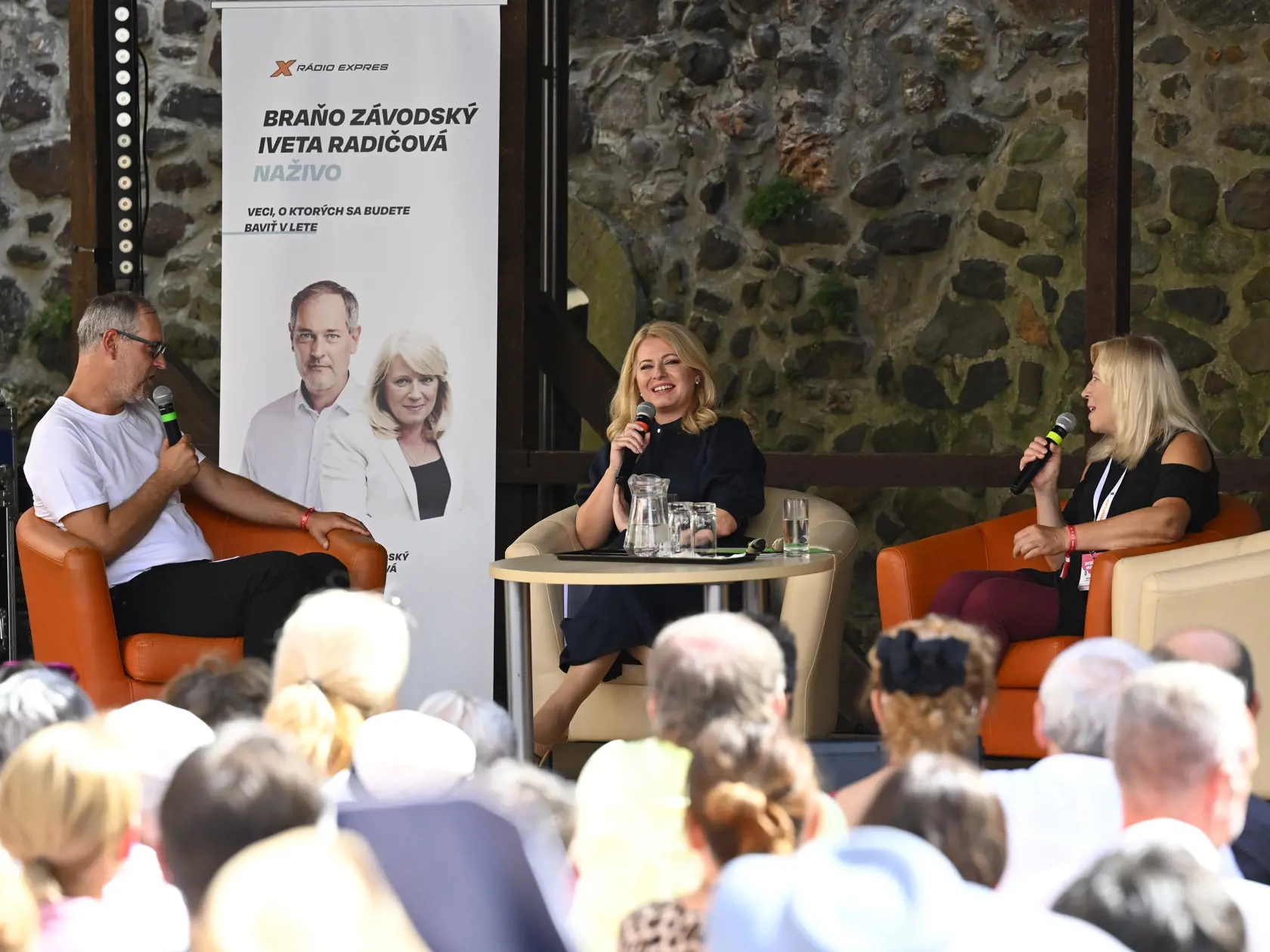 Na snímke moderátor Brano Závodský, prezidentka SR Zuzana Čaputová a Iveta Radičová diskutujú počas politickej talkshow s názvom Braňo Závodský a Iveta Radičová naživo na európskom festivale humoru a satiry Kremnické gagy v Kremnici v nedeľu 27. augusta 2023. FOTO TASR - Michal Svítok