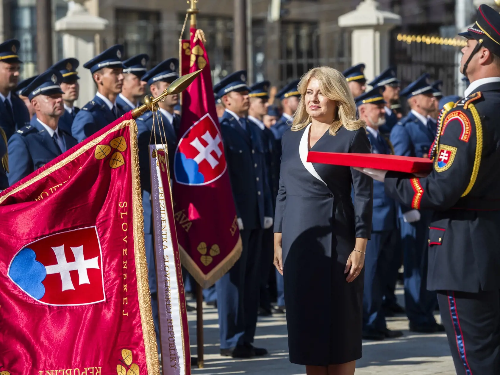 Na snímke prezidentka SR Zuzana Čaputová (uprostred) počas slávnostného ceremoniálu pripnutia stúh na bojové zástavy na prednom nádvorí Prezidentského paláca v Bratislave 7. septembra 2023. FOTO TASR - Jaroslav Novák
