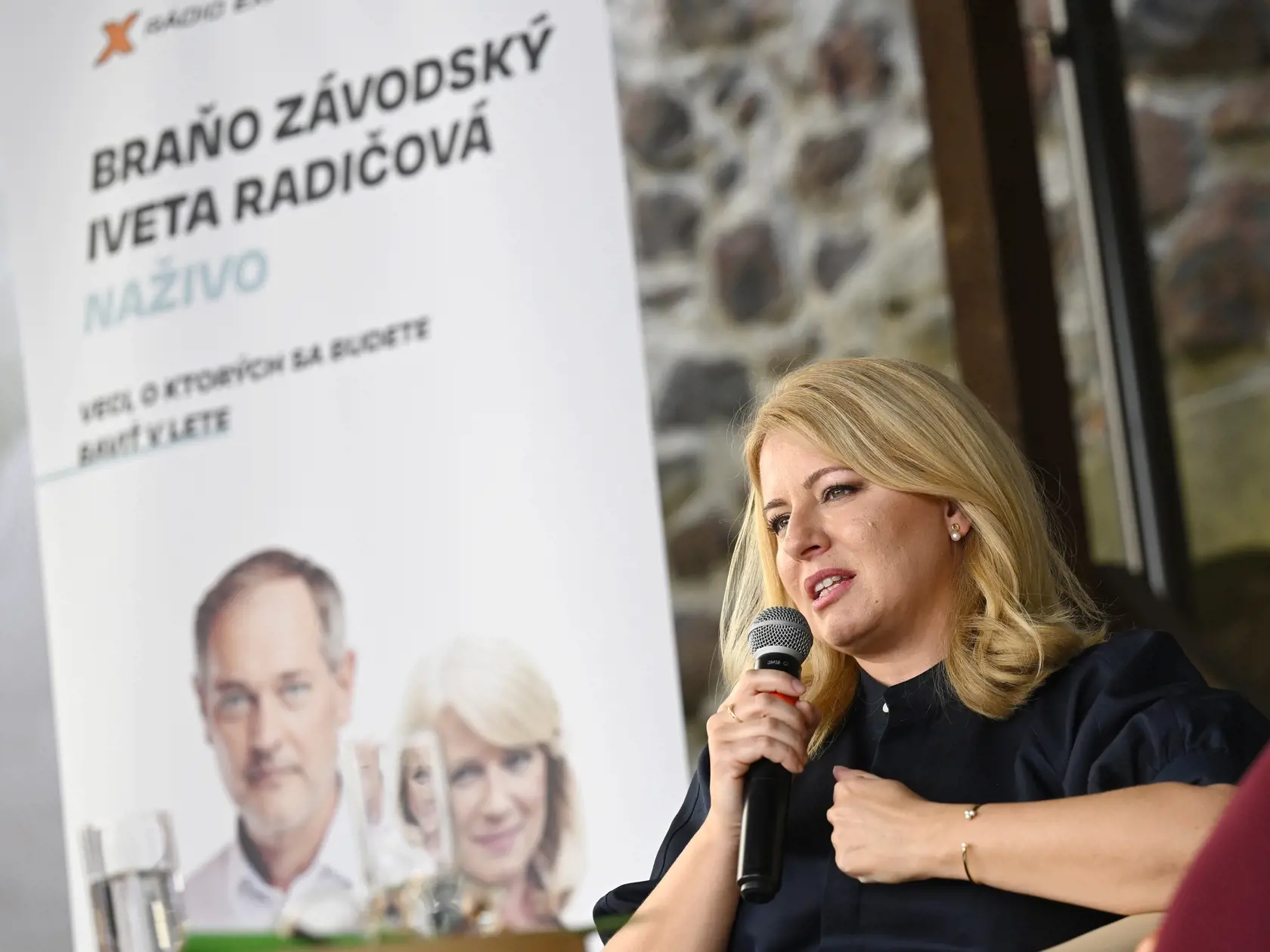 Na snímke prezidentka SR Zuzana Čaputová diskutuje počas politickej talkshow s názvom Braňo Závodský a Iveta Radičová naživo na európskom festivale humoru a satiry Kremnické gagy v Kremnici v nedeľu 27. augusta 2023. FOTO TASR - Michal Svítok