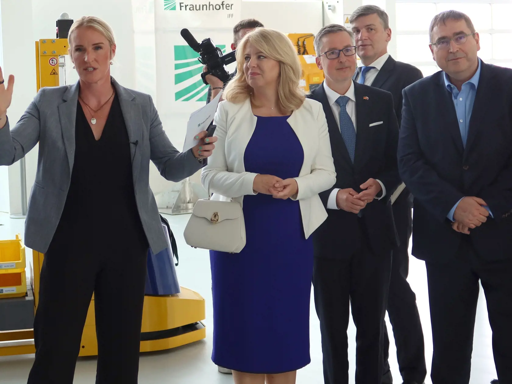 Na snímke zľava riaditeľka Fraunhoferovho inštitútu v Magdeburgu Julia Arlinghausová, prezidentka SR Zuzana Čaputová, minister hospodárstva Peter Dovhun, minister školstva Daniel Bútora a v pozadí veľvyslanec SR v Nemecku Marián Jakubócy počas prezentácie vedecko-výskumného pracoviska - Fraunhoferovho inštitútu pre prevádzku a automatizáciu 30. augusta 2023 v Magdeburgu. Prezidentka SR Zuzana Čaputová v stredu ráno odletela do Nemecka. V Magdeburgu si popoludní prevezme Cenu cisára Otta, ktorá h