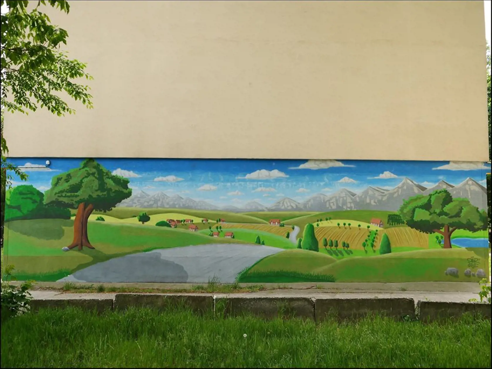Bočné steny panelákov nemusia byť pochmúrne.