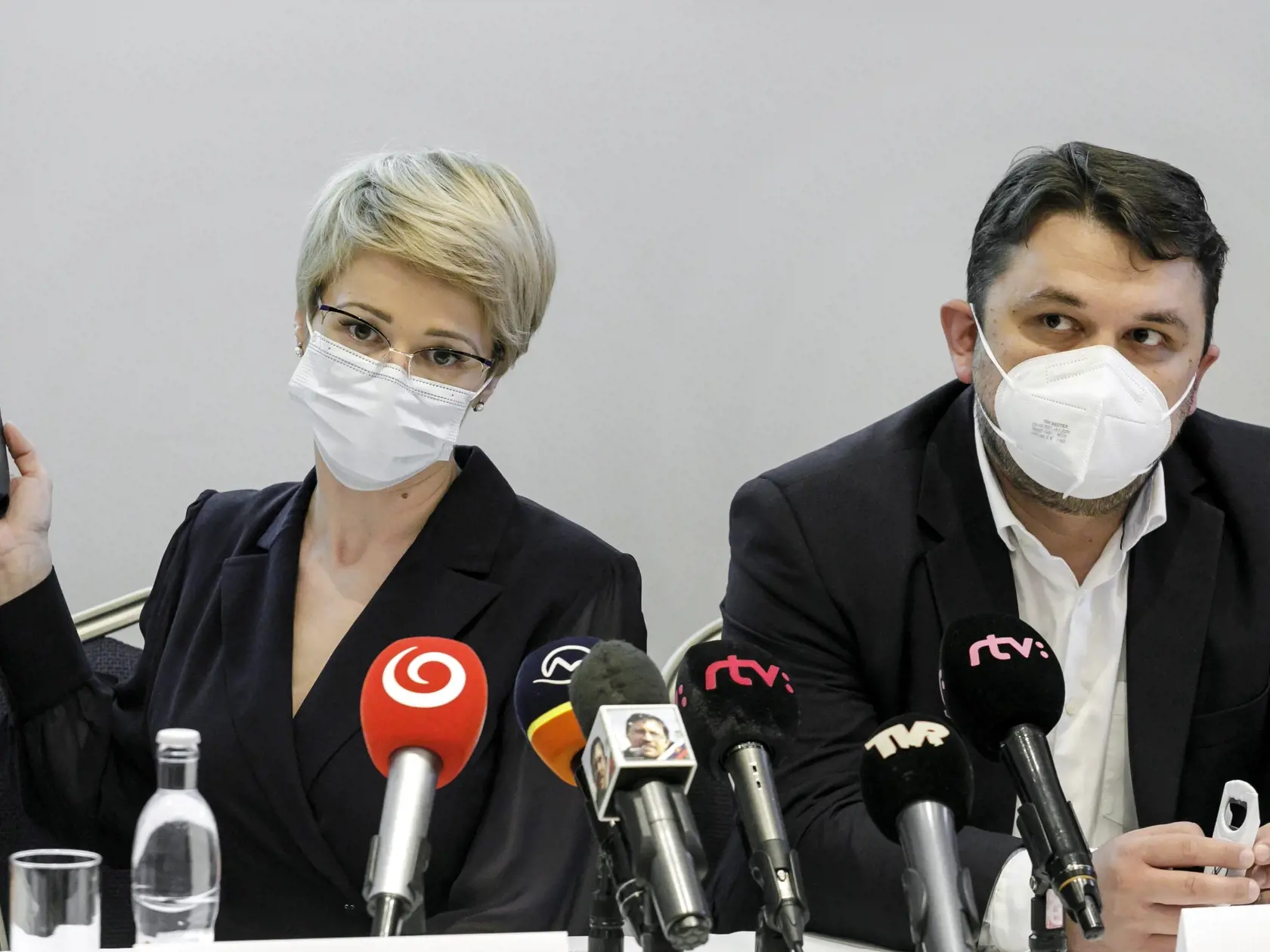 Na snímke viceprezidentka Slovenskej lekárnickej komory (SLeK) Miroslava Snopková a prezident SLeK Ondrej Sukeľ počas tlačovej konferencie SLeK
