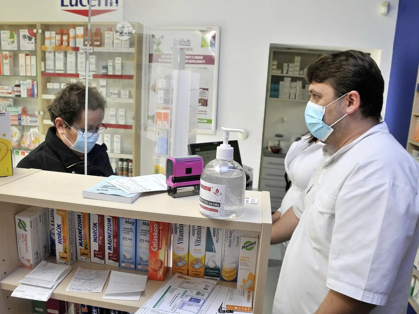 „Nie všetky lieky budú bez doplatku a rovnako nebudú bez doplatku pre všetkých dôchodcov. Musia byť splnené viaceré podmienky," uviedol prezident Slovenskej lekárnickej komory (SLeK) Ondrej Sukeľ.