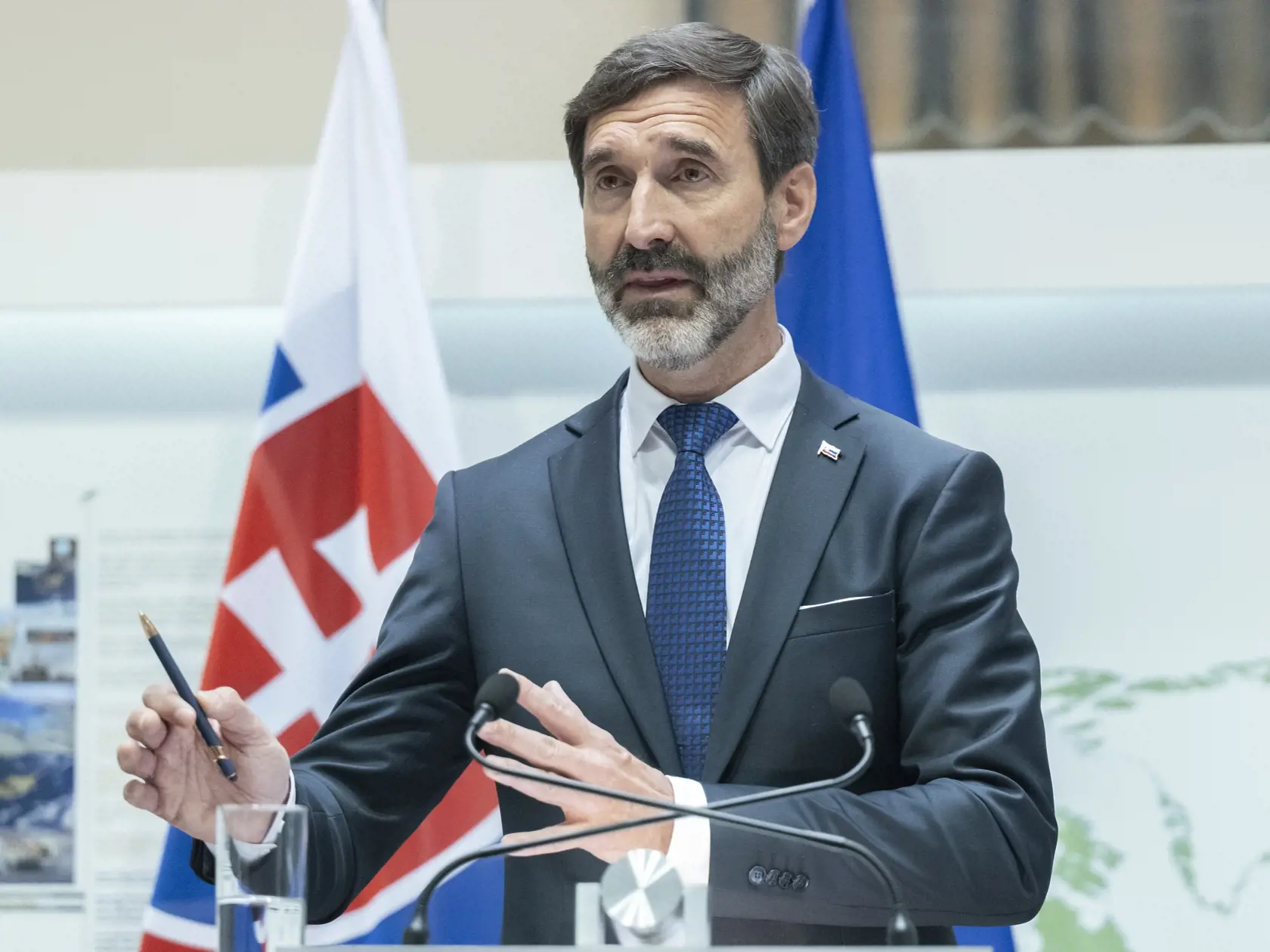„Teraz nám títo partneri, ktorí sľubovali pánovi Naďovi pomoc, hovoria: Nejdeme chrániť vaše nebo úplne, my vám tam postavíme protiraketové systémy a budete strieľať na ruské rakety. Odmietame takýto prístup. Vystavili by sme sa zatiahnutiu do vojny,“ povedal v relácii denníka Plus JEDEN DEŇ TERAZ TAKTO s Ankou Žitnou minister zahraničných vecí Juraj Blanár.