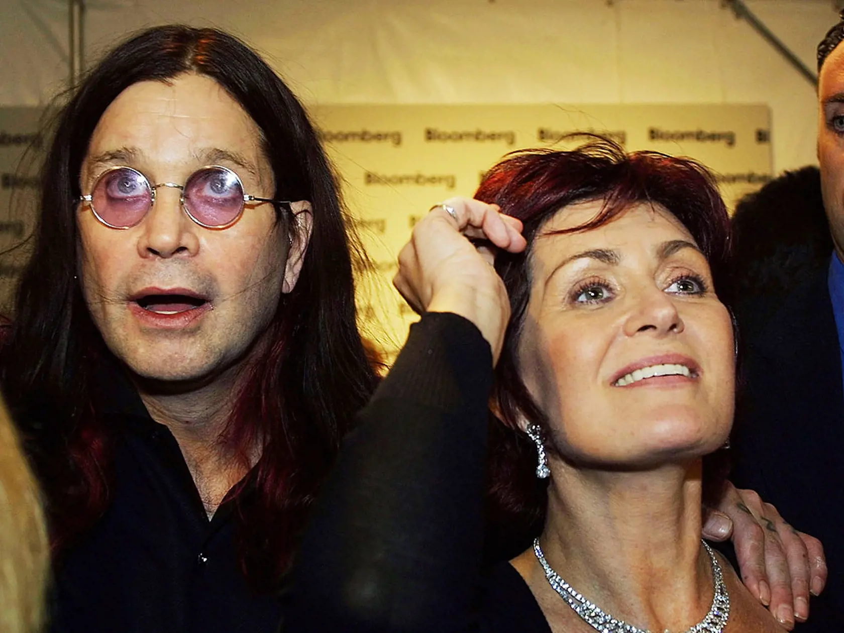 Porotkyňa v talentových šou Sharon Osbourne priznala, že v roku 2021 podstúpila zbabraný facelift. „Už nie je čo naťahovať, ťahať, strihať.“ Vraj trvalo roky, kým si povedala, že je to opäť ona. Otvorene tiež hovorí o tom, že využila na chudnutie Ozempic, no schudla príliš, 19 kilogramov a teraz sa snaží pribrať. 