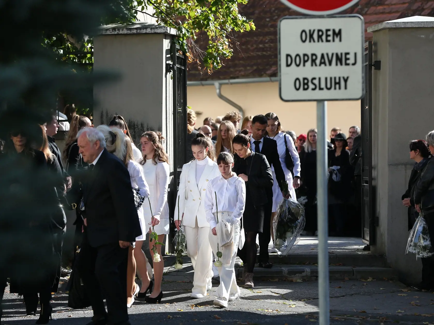 Posledná rozlúčka s nadanou študentkou Broňou. V sobotu (8.10.) sa rozlúčili rodiny Mareka a Brone so svojími milovanými deťmi, vnúčatami, a súrodencami. Ich mladé životy vyhasli vinou opitého vodiča.