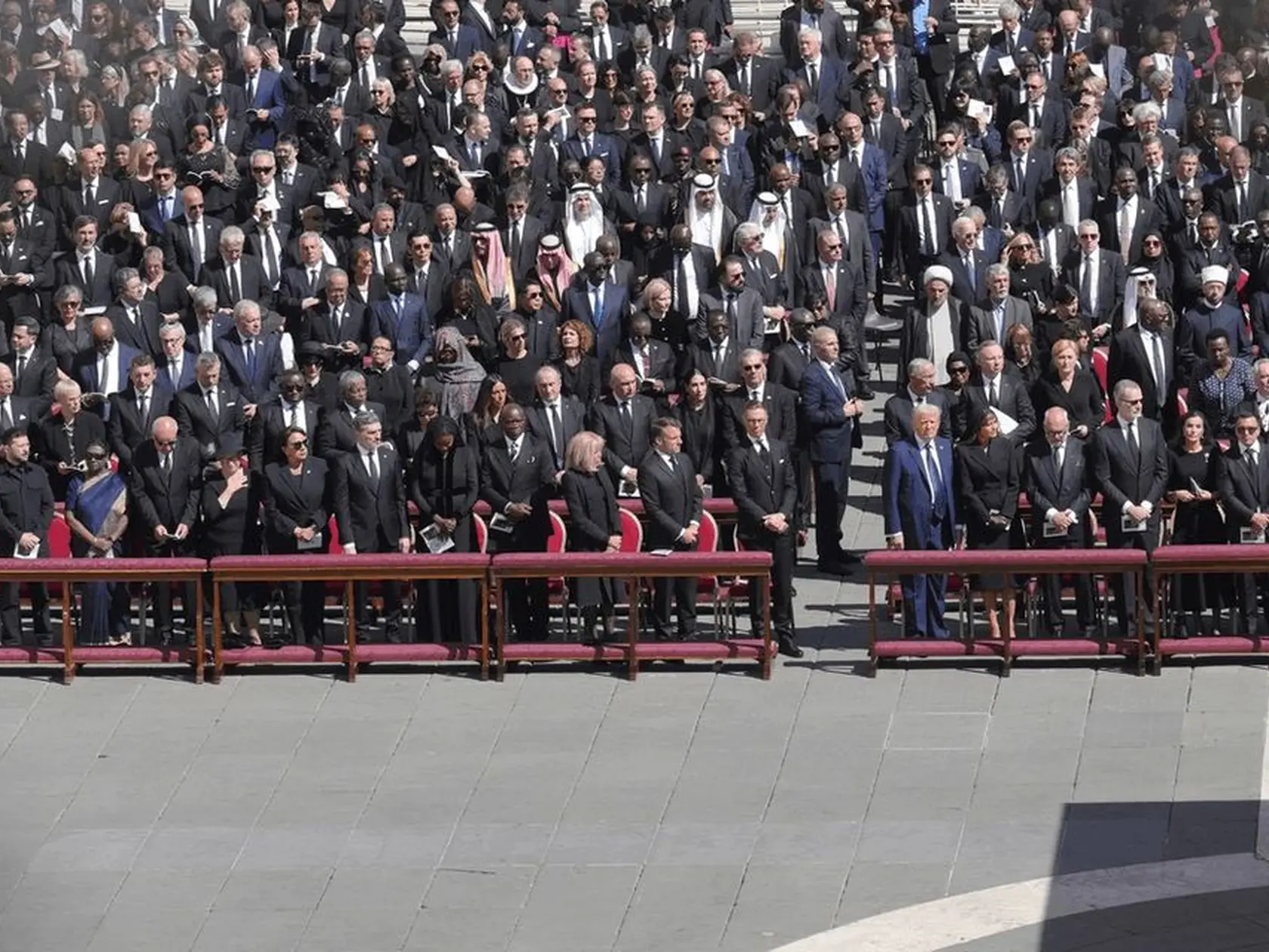 Peter Pellegrini sedí hneď v druhom rade.