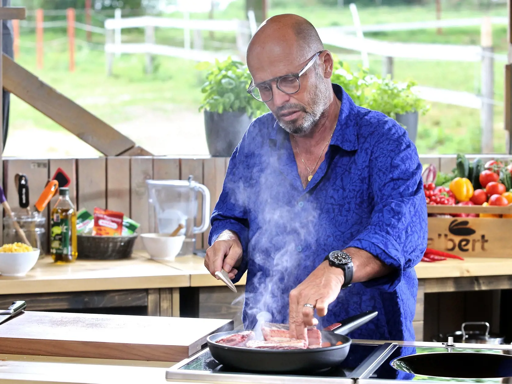 Recept od Pohlreicha na grilované balzamikové kuracie prsia: V menšej panvičke zmiešajte med a balzamikový ocot, dajte na gril a varom za miešania redukujte tekutinu do zhustnutia, zoberte z ohňa a vmiešajte kôru z pomaranča a lístky oregana. Mäso osoľte, okoreňte a vožte na stredne rozpálený gril, opekajte 2-3 minúty z každej strany. Potrite ich z oboch strán pripravenou omáčku a znova grilujte ešte 3-4 min z každej strany. Servírujte so šalátom.