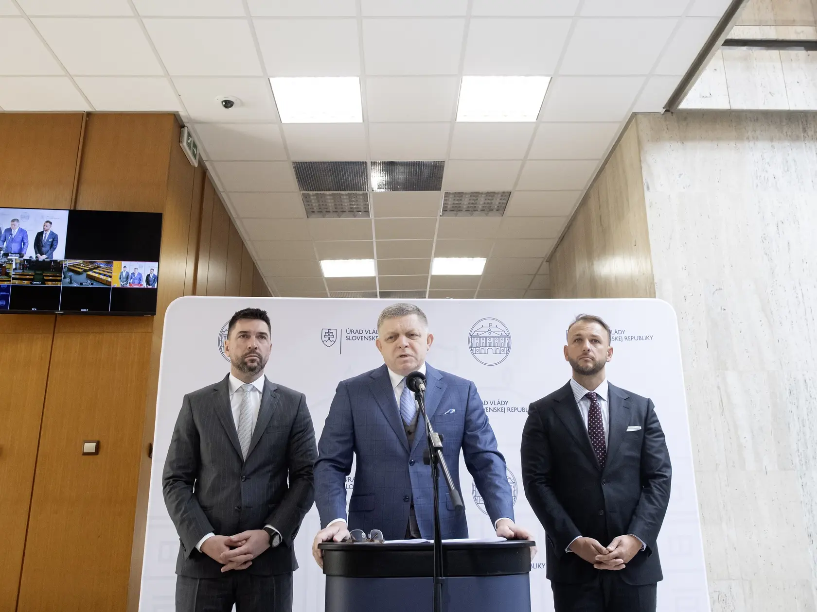 Na snímke zľava minister pôdohospodárstva a rozvoja vidieka SR Richard Takáč, predseda vlády SR Robert Fico (obaja Smer-SD) a minister vnútra SR Matúš Šutaj-Eštok (Hlas-SD) počas tlačovej konferencie po mimoriadnej 84. schôdzi vlády SR 31. marca 2025 v Bratislave. FOTO TASR - Martin Baumann