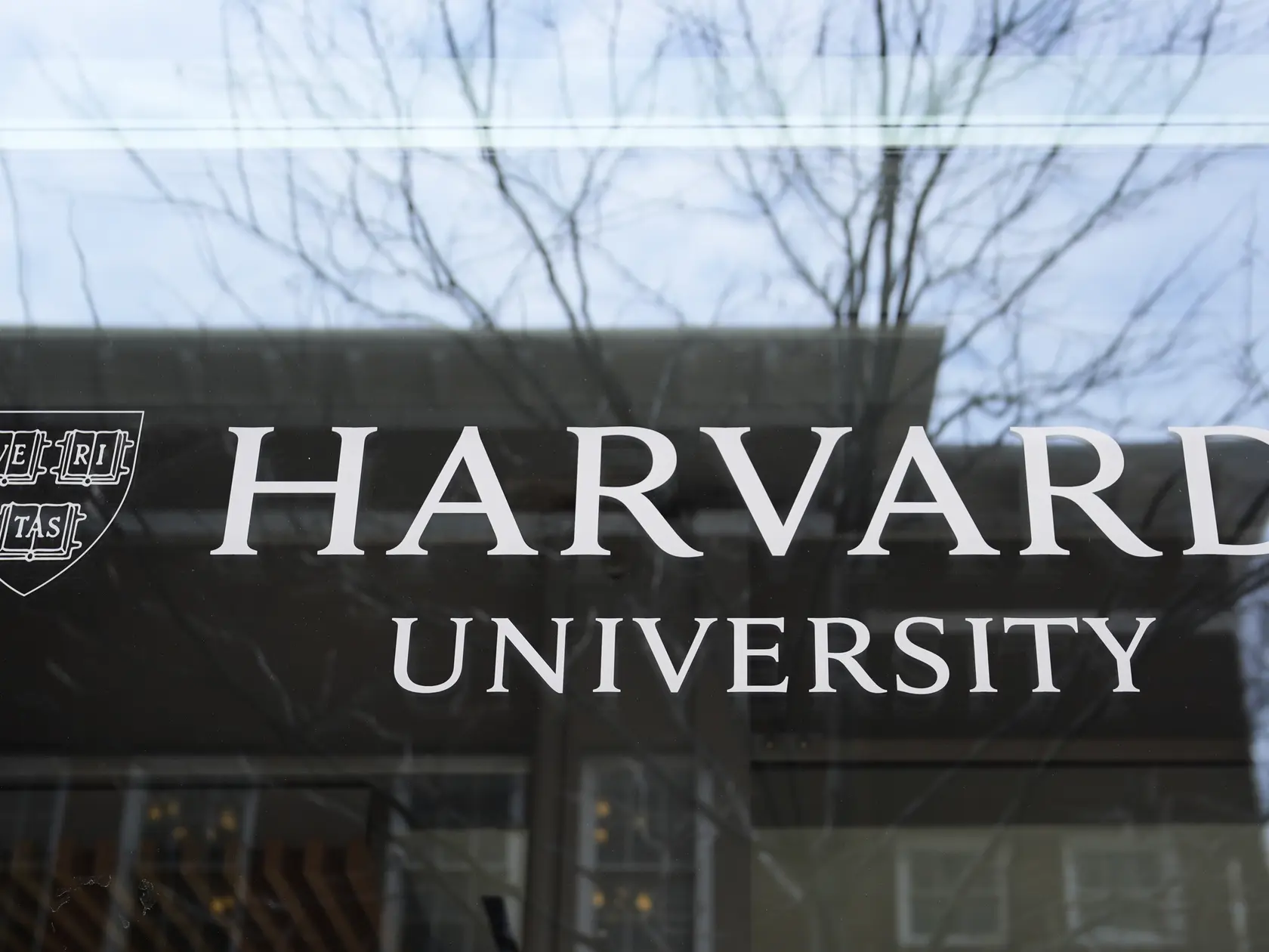 KK9 Cambridge - Na snímke logo Harvardovej univerzity 15. apríla 2025 v americkom Cambridge. Americký prezident Donald Trump v utorok pohrozil Harvardovej univerzite odňatím štatútu inštitúcie oslobodenej od daní, ak sa odmietne podriadiť dohľadu zo strany vlády. FOTO TASR/AP 
The Harvard University logo is displayed on a building at the school, Tuesday, April 15, 2025, in Cambridge, Mass. (AP Photo/Charles Krupa)