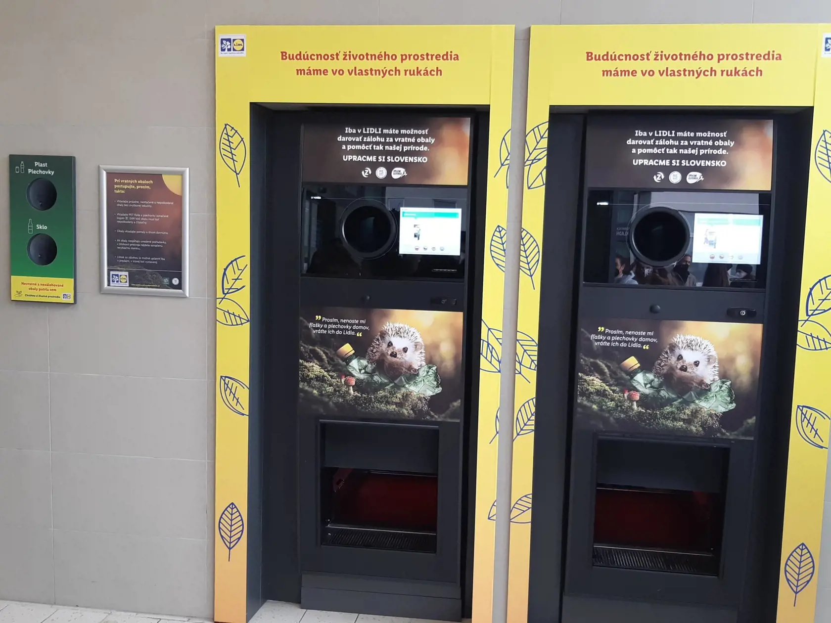 V predajniach Lidl sú vždy dva automaty na odovzdávanie fliaš, aby sa netvorili dlhé rady.