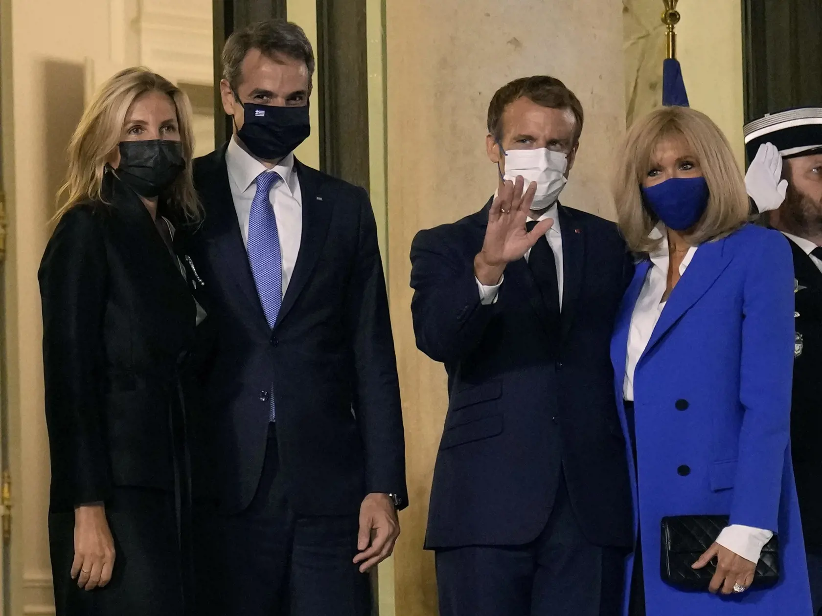 EBE 5 Paríž - Na snímke druhý sprava francúzsky prezident Emmanuel Macron, vpravo jeho manželka Brigitte, druhý sprava hrécky premiér Kyriakos Mitsotakis a vľavo jeho manželka Mareva Grabowská počas stretnutia v Elyzejskom paláci v Paríži 27. septembra 2021. FOTO TASR/AP