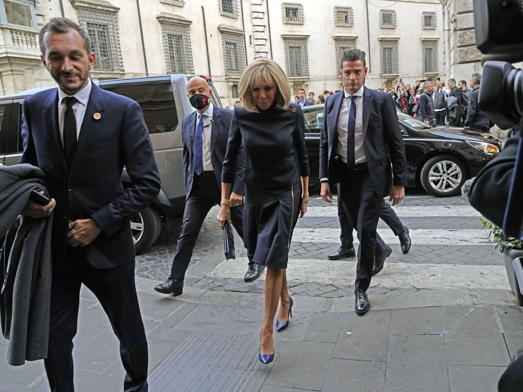 WA 17 Rím - Prvá dáma Francúzska Brigitte Macronová prichádza na stretnutie s prvou dámou Spojených štátov Jill Bidenovou v Ríme v piatok 29. októbra 2021. Americký prezident Joe Biden pricestoval do Ríma na summit lídrov krajín G20, ktorý sa bude konať cez víkend.