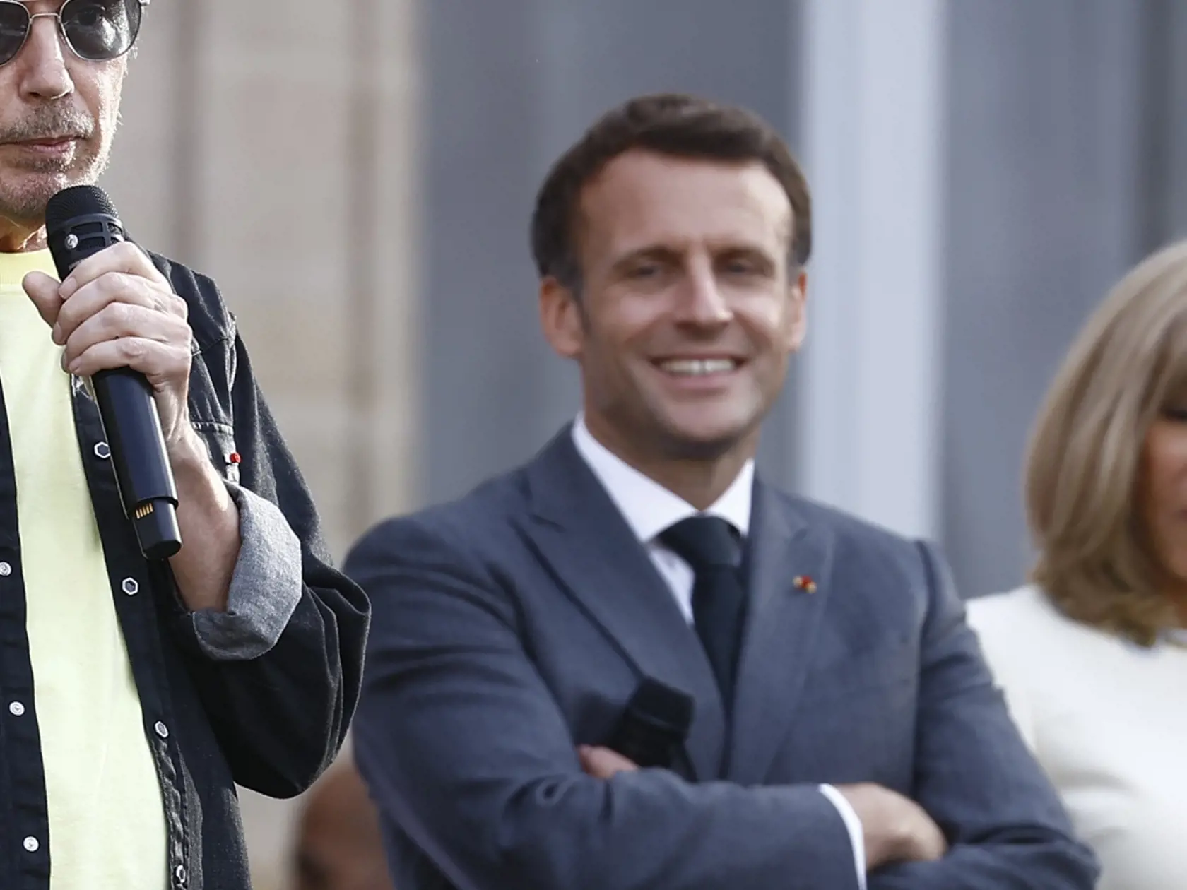 KK18 Paríž - Na snímke zľava francúzsky hudobník a skladateľ Jean-Michel Jarre, francúzsky prezident Emmanuel Macron a jeho manželka Brigitte Macronová počas Sviatku hudby 21. júna 2021 v Elyzejskom paláci v Paríži.