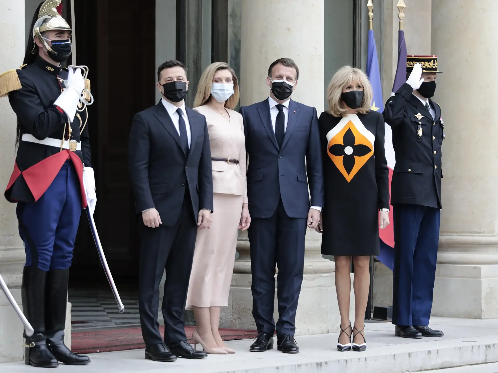EBE 38 Paríž - Na snímke tretí sprava francúzsky prezident Emmanuel Macron, napravo jeho manželka Brigitte Macronová, druhý zľava ukrajinský prezident Volodymyr Zelenský a tretia zľava jeho manželka Olena Zelenská pózujú pre spoločnú fotografiu pred pracovným obedom v Elyzejskom paláci v Paríži 16. apríla 2021. FOTO TASR/AP
