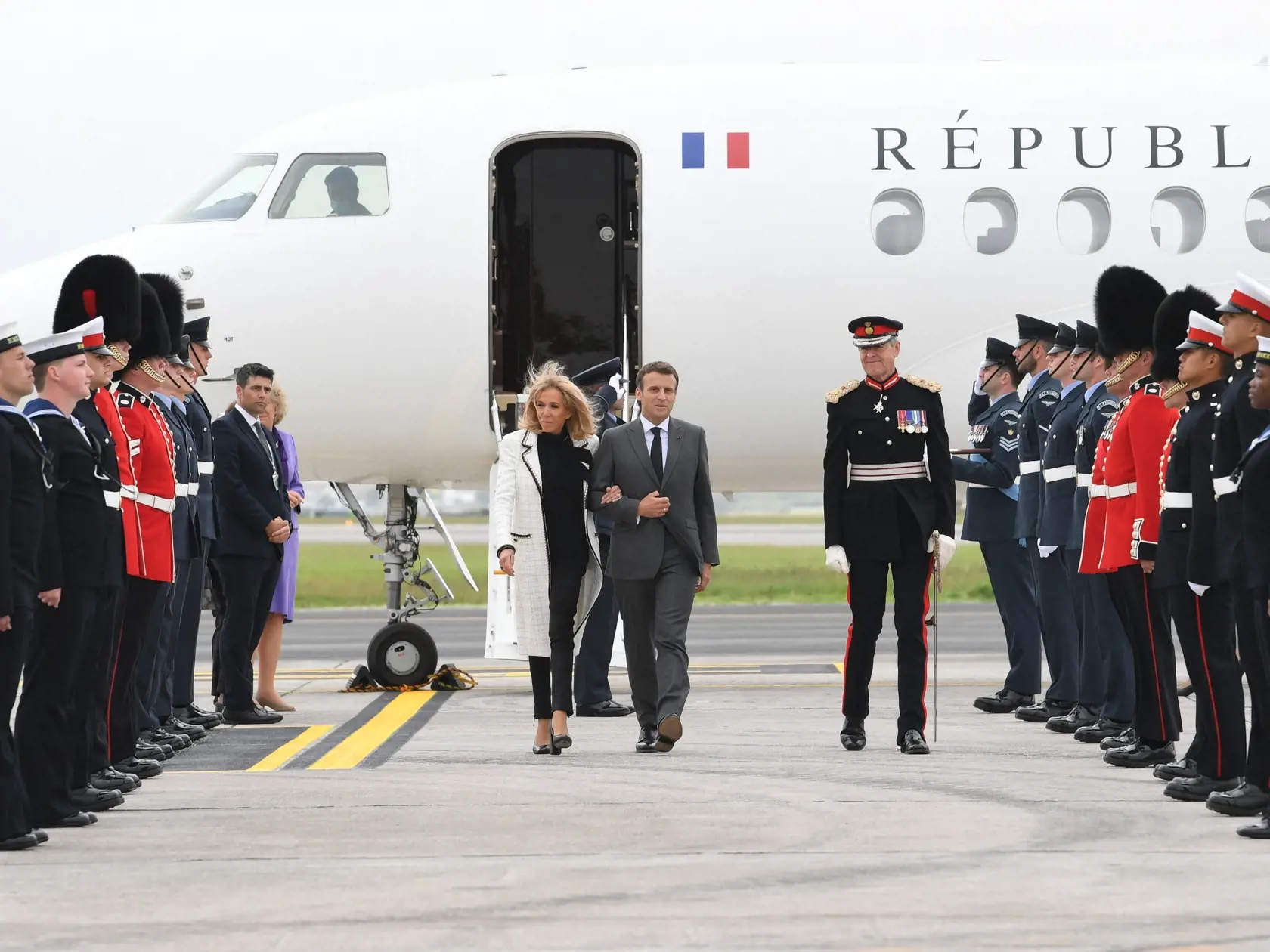 Francúzsky prezident Emmanuel Macron a prvá dáma Brigitte Macron prichádzajú na summit G7.