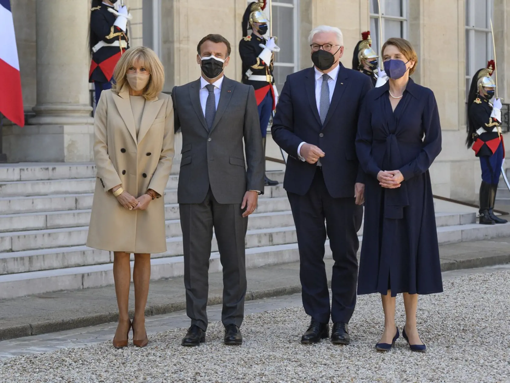 Brigitte Macron si počas návštevy nemeckého prezidenta obliekla hnedý kabát, pod ktorým mala šaty rovnakej farby.