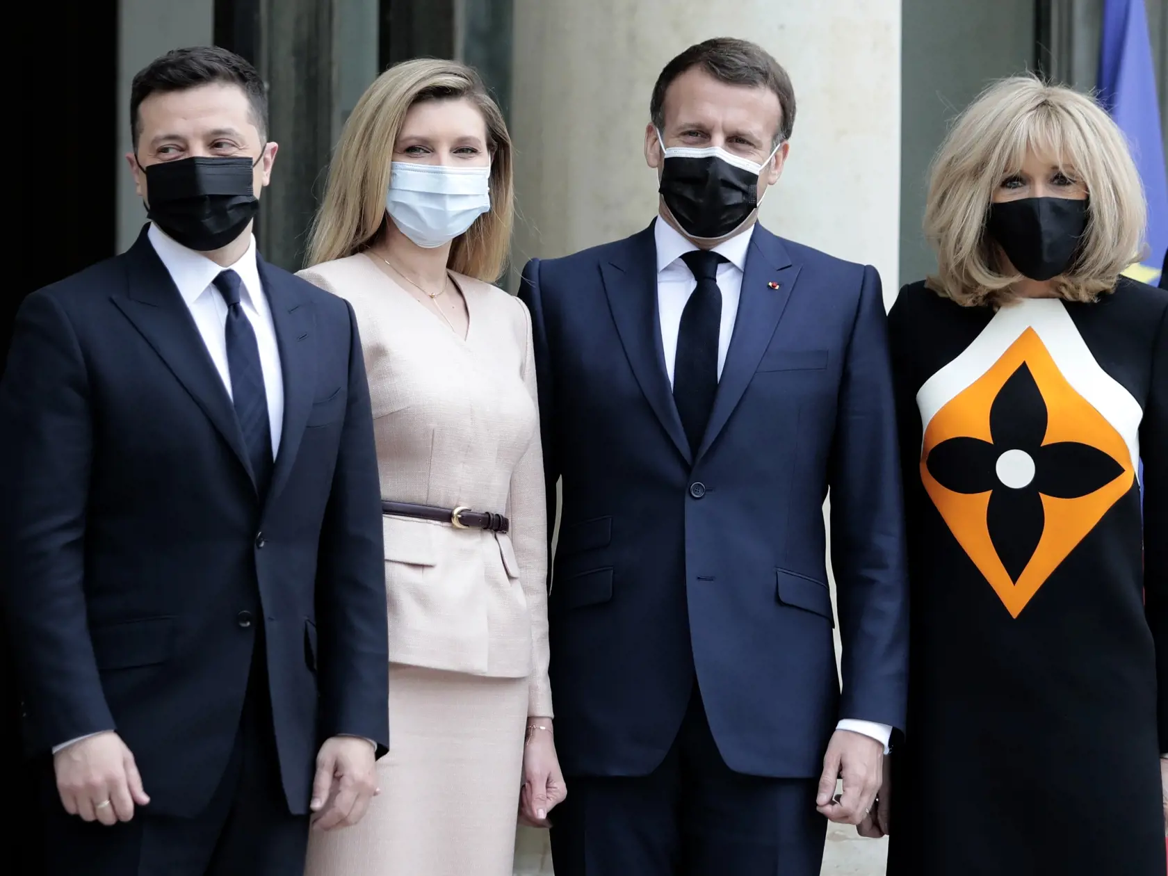 EBE Paríž - Na snímke druhý sprava francúzsky prezident Emmanuel Macron, vpravo jeho manželka Brigitte Macronová, vľavo ukrajinský prezident Volodymyr Zelenský a druhá zľava jeho manželka Olena Zelenská pózujú pre spoločnú fotografiu pred pracovným obedom v Elyzejskom paláci v Paríži 16. apríla 2021. FOTO TASR/AP