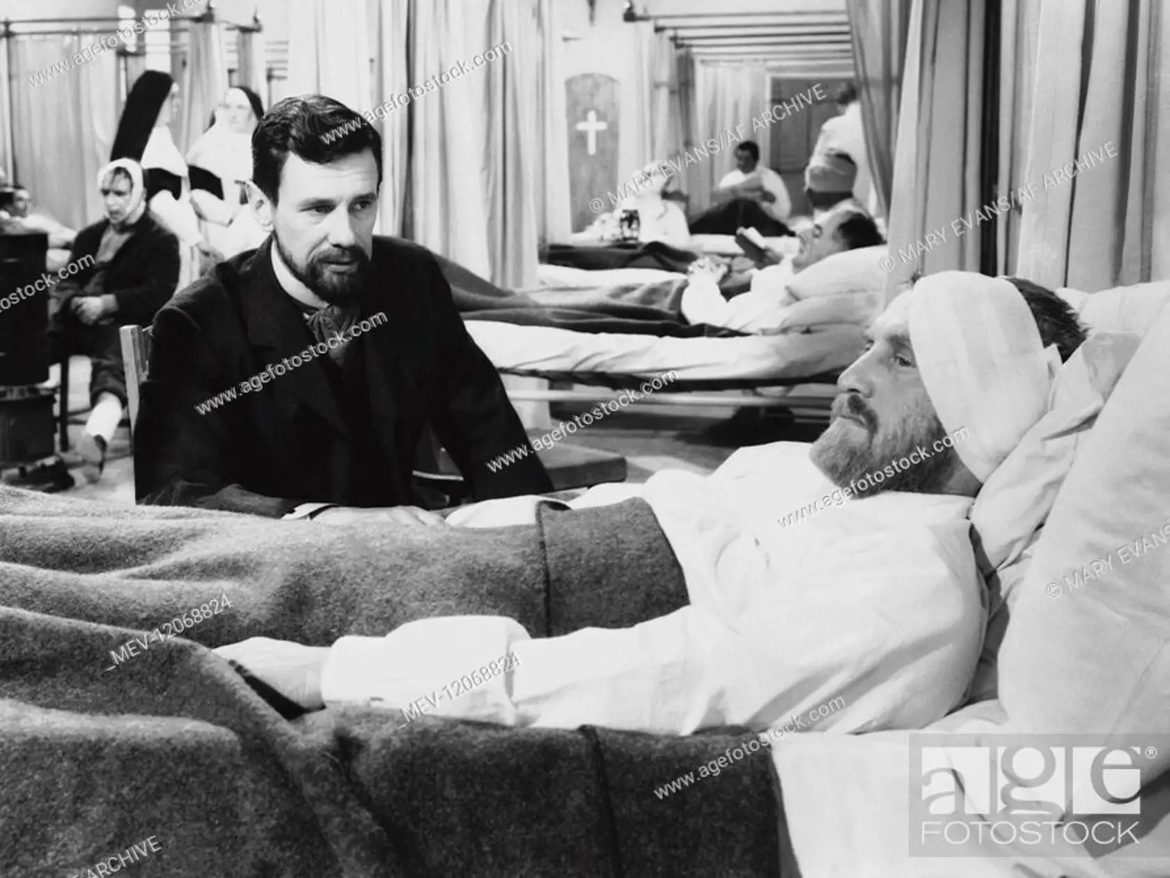 Vincent (Kirk Douglas) v nemocnici po tom, ako si odrezal ucho. Pri jeho lôžku nemohol chýbať brat Theo (James Donald).