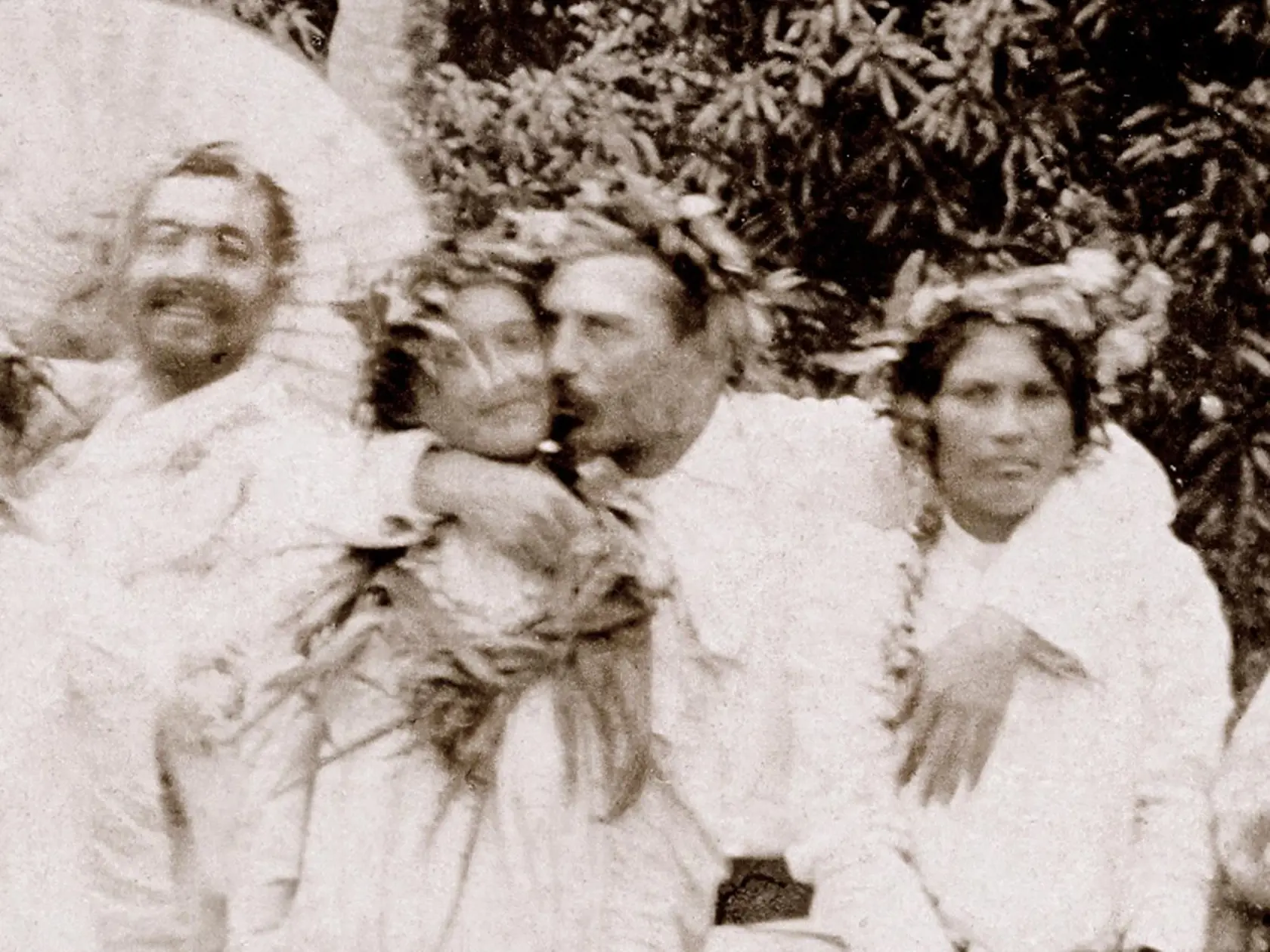 Dobová fotografia Paula Gauguina, ktorá svedčí o tom, že si na ostrove Tahiti užíval priazeň miestnych krásavíc.