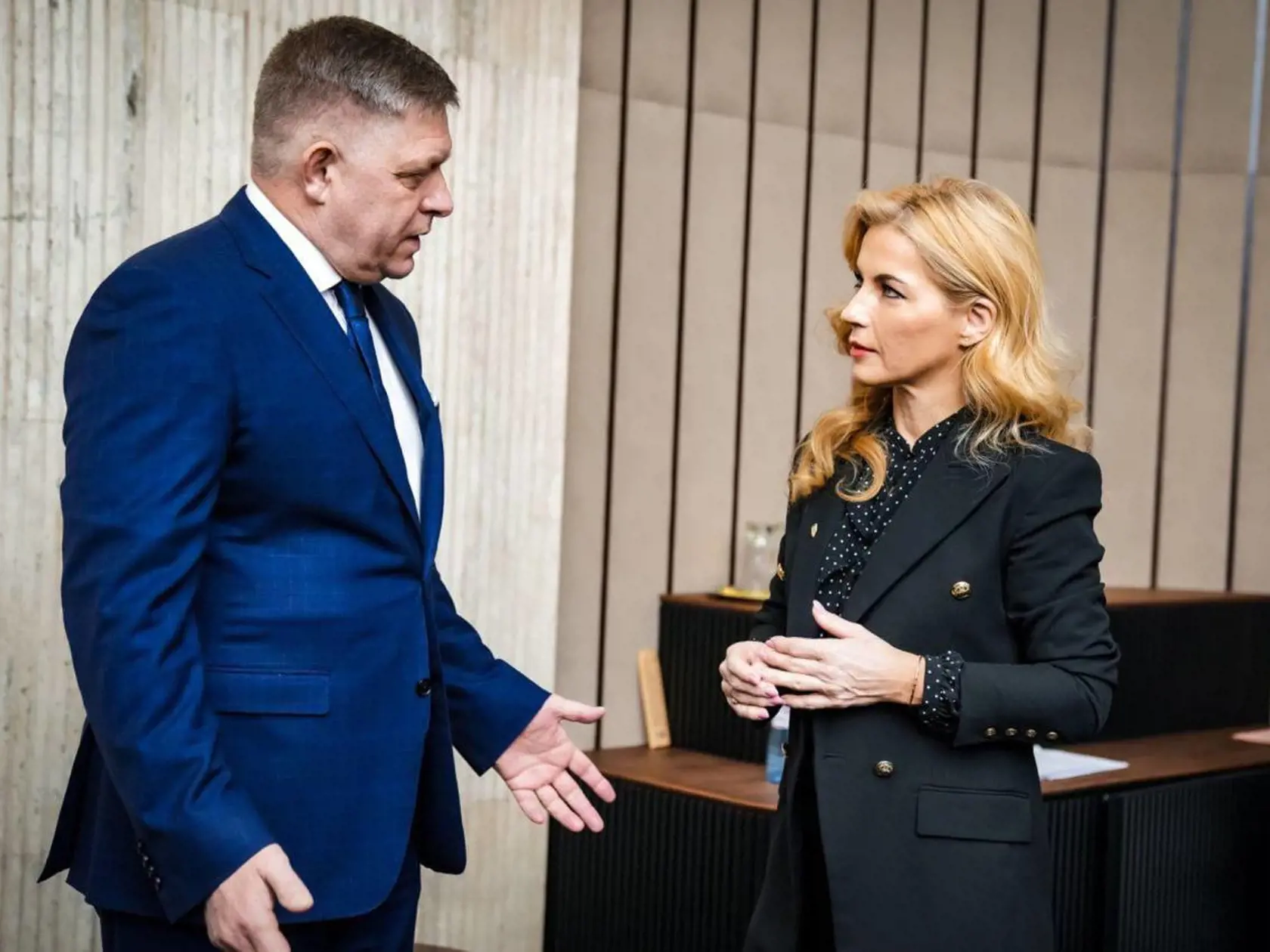 „Pán premiér, všetko najlepšie a veľa síl do ďalších rokov! Ďakujeme za Vašu prácu pre slovenský národ. A za slová podpory a povzbudenia, ktoré vyjadrujete aj nám členom vlády,“ zagratulovala Šimkovičová Robertovi Ficovi.