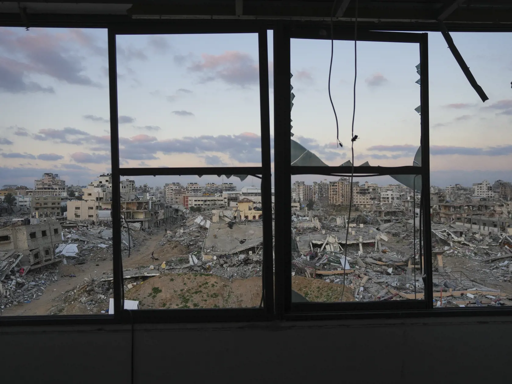 Na snímke zničené budovy počas bojov medzi izraelskom armádou a palestínskym militantným hnutím Hamas v meste Gaza v utorok 4. februára 2025.