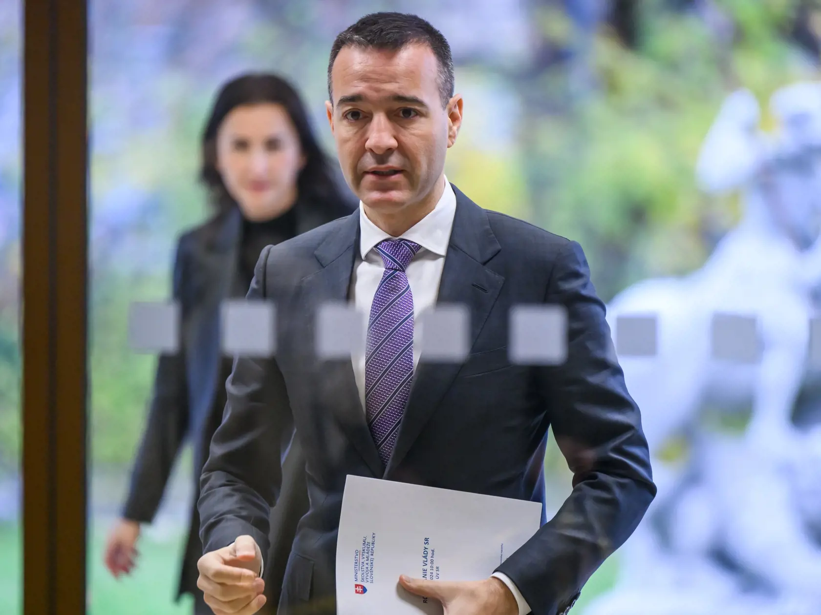 Na snímke minister školstva, vedy, výskumu, vývoja a mládeže SR Tomáš Drucker (Hlas-SD) prichádza na  60. schôdzu vlády SR v Bratislave 20. novembra 2024. FOTO TASR - Jaroslav Novák