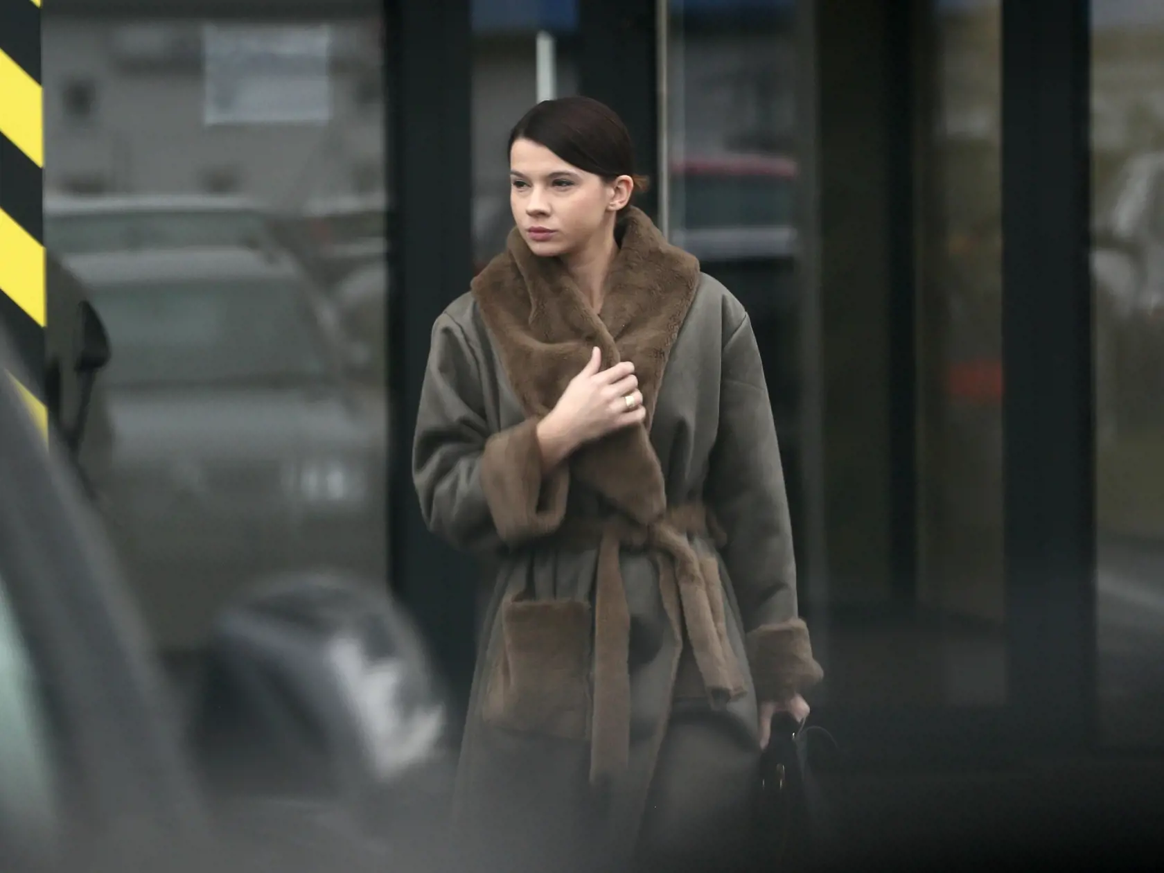 Na snímke paparazzi Mária Trošková ako odchádza zo svojho nového bytu na nákup. 