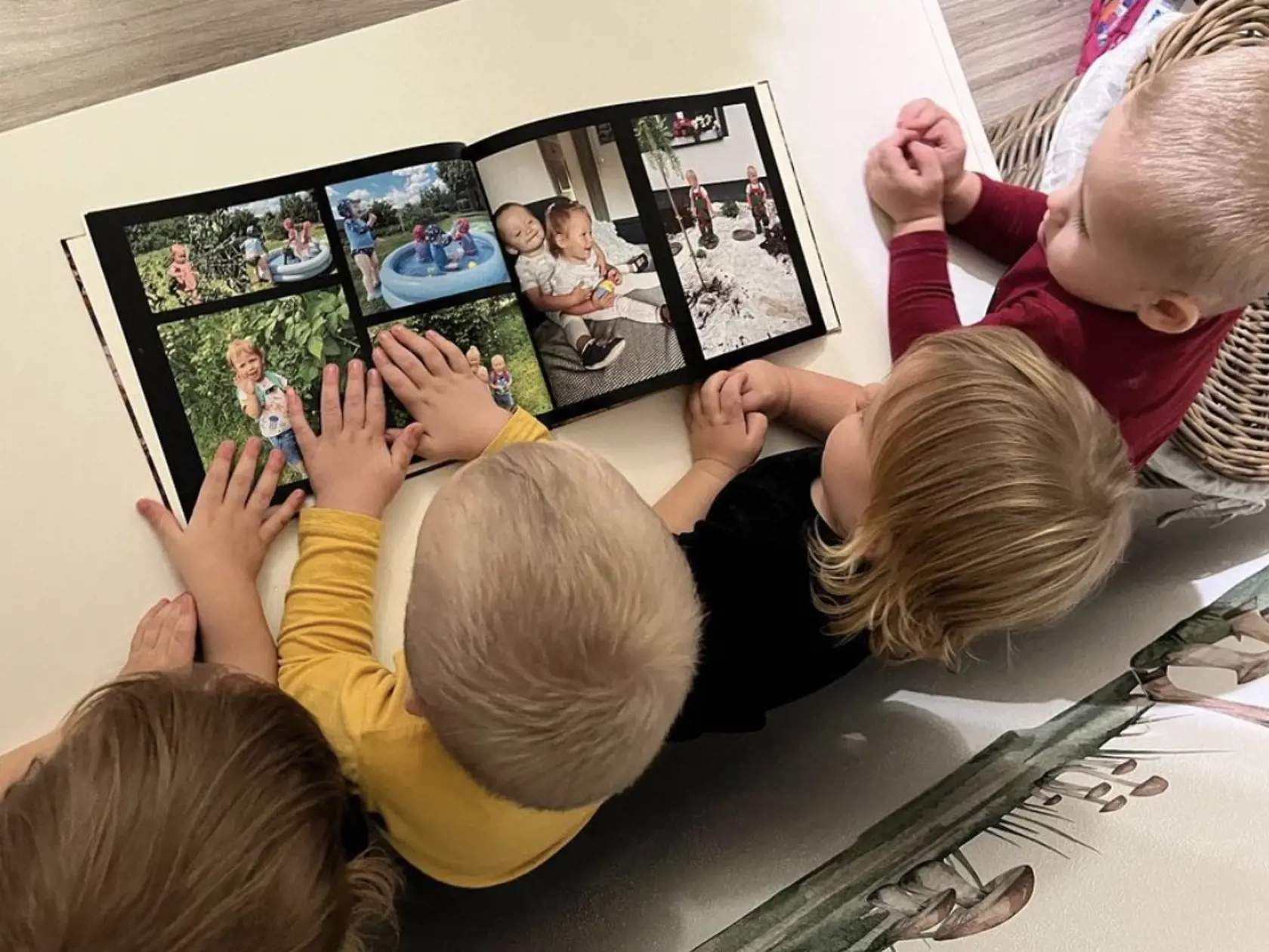 Fotokniha s fotografiami štvorčiat Križalkovičovcov sú pre deti najlepšou zábavou.
