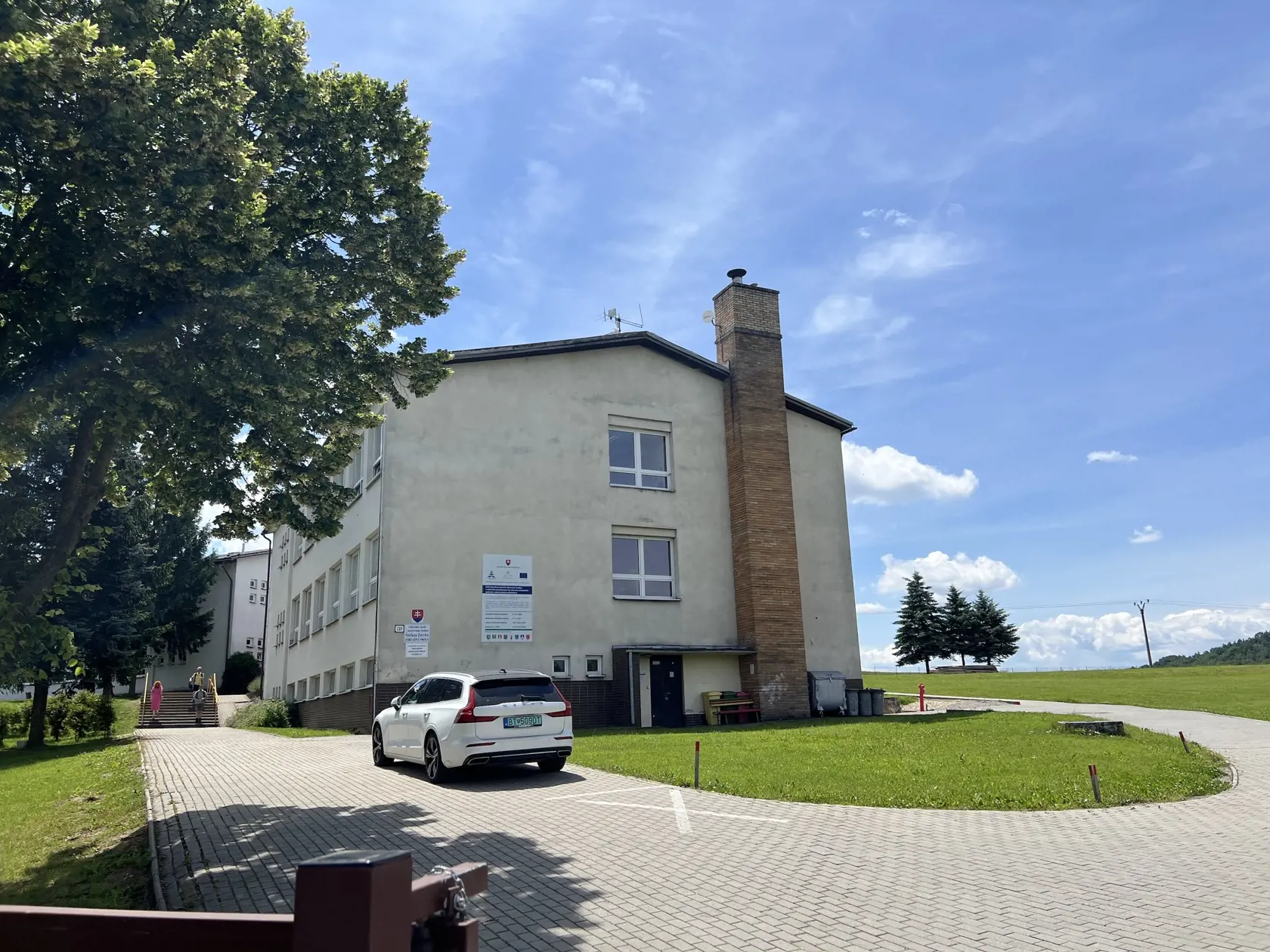 Rodičia sa boja púšťať deti do školy.