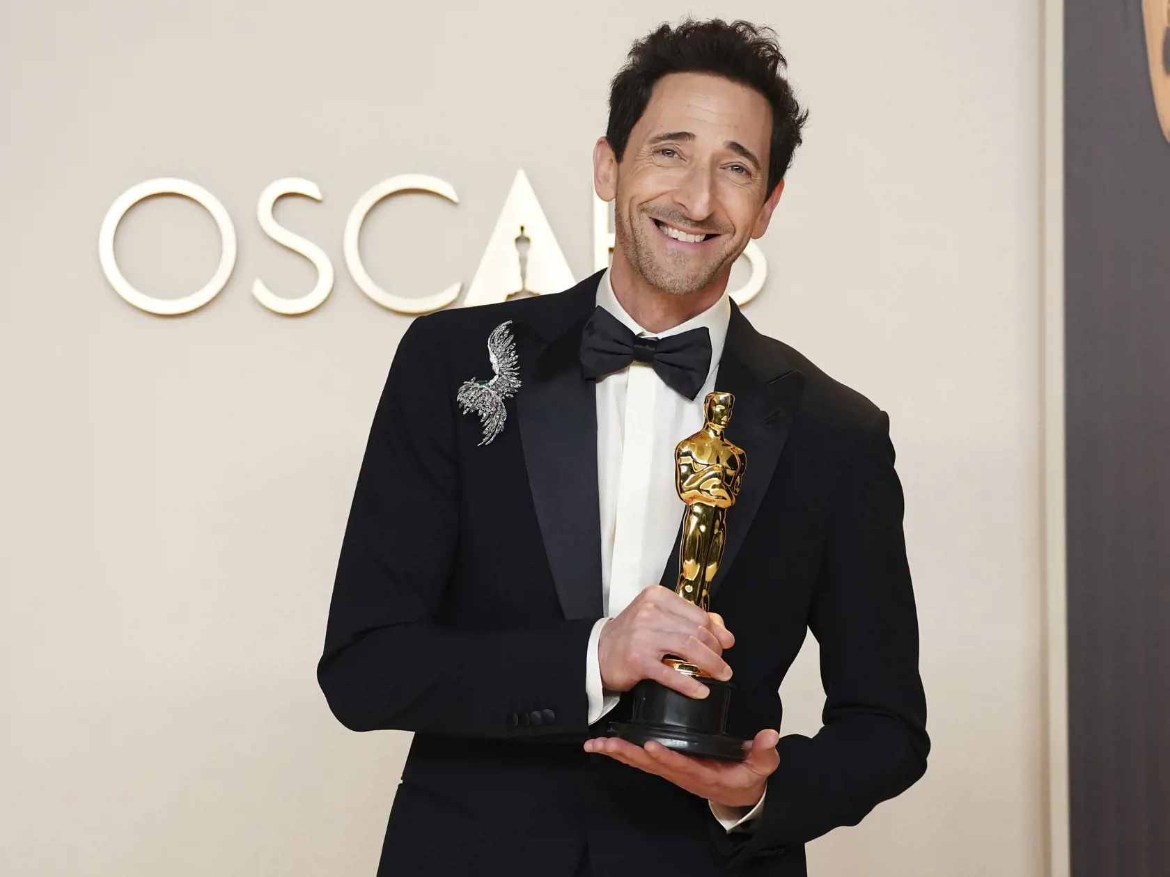KK7 Los Angeles - Americký herec Adrien Brody pózuje s cenou v kategórii najlepší herec v hlavnej úlohe za svoj výkon v snímke Brutalista na 97. ročníku odovzdávania Oscarov 2. marca 2025 v Los Angeles. FOTO TASR/AP
Adrien Brody, winner of the award for best performance by an actor in a leading role for "The Brutalist," poses in the press room at the Oscars on Sunday, March 2, 2025, at the Dolby Theatre in Los Angeles. (Photo by Jordan Strauss/Invision/AP)
