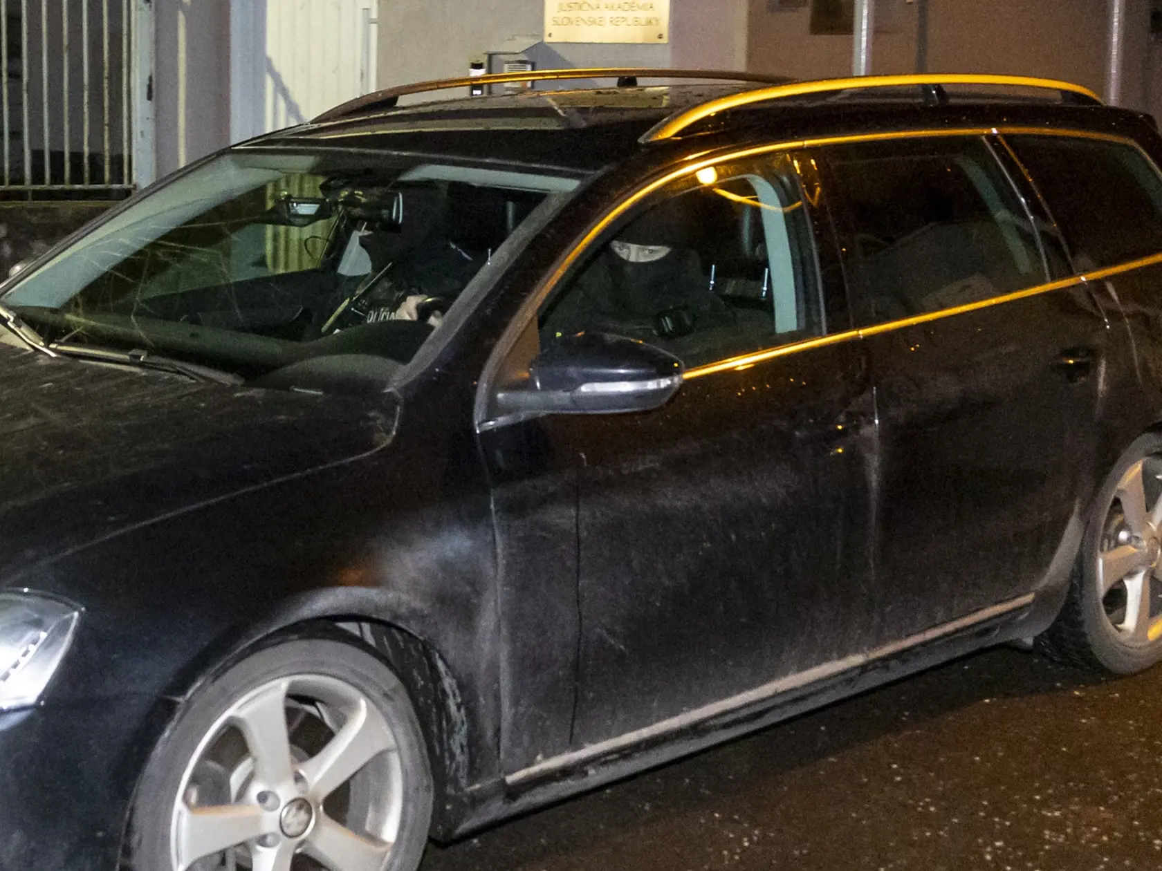 Sudca však výsluch prerušil a Daniel Bombic bol následne umiestnený do cely policajného zaistenia, kde bude čakať na ďalšie procesné úkony.