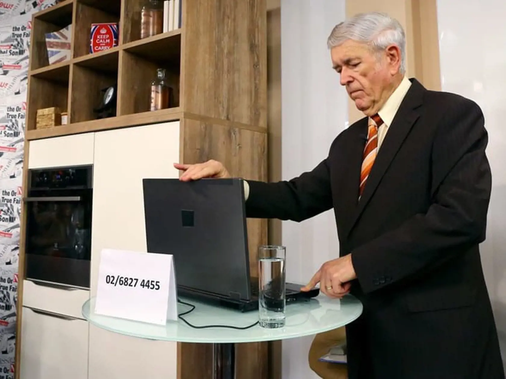 Aj Dr. Iľko sa pripravuje na vysielanie.