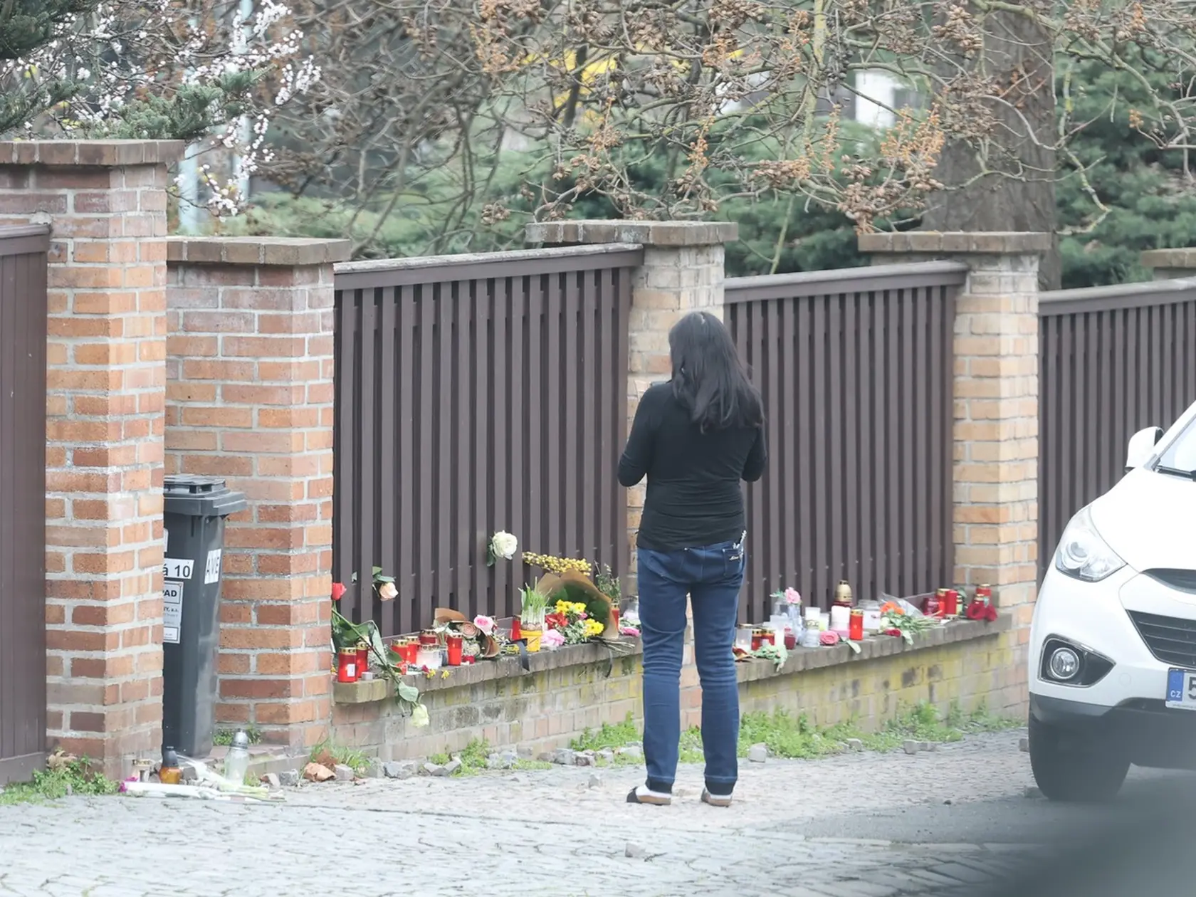 Dáda Patrasová sa pozerá, čo pred domom zanechali fanúšikovia Aničky, musela si to nafotiť.