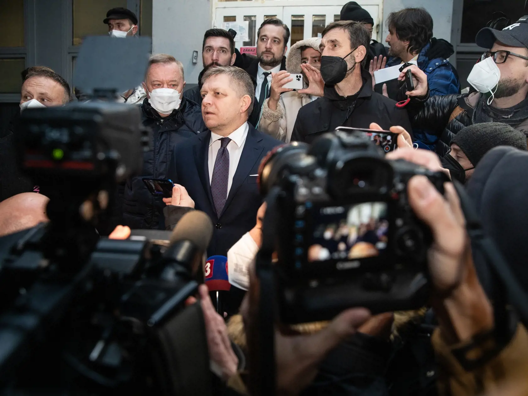Na snímke je predseda opozičného Smeru-SD Robert Fico po opustení policajnej stanice. Roberta Fica polícia zadržala po tom, čo zvolal protestný sprievod počas lockdownu.