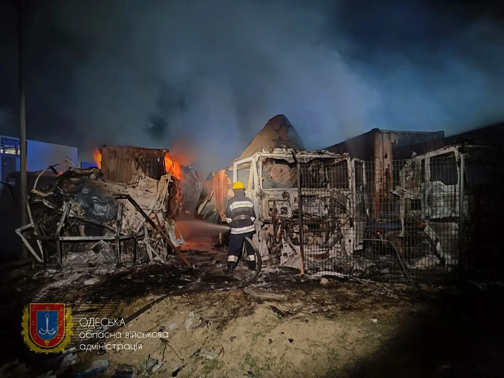 Na snímke záchranári hasia požiar po nočnom útoku na objekt infraštruktúry námorného prístavu v regióne Odesa na južnej Ukrajine 26. septembra 2023.