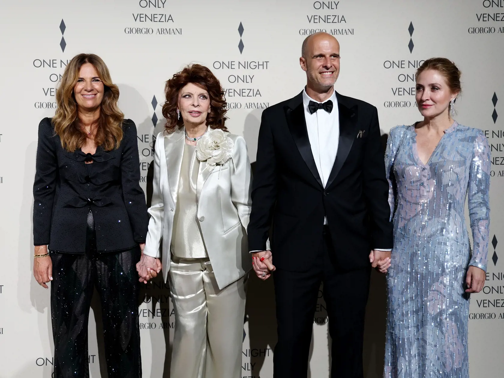 Ikonická herečka Sophia Loren (89) len pred pár dňami oslávila narodeniny a tešila sa z celkom dobrého zdravia. Všetko sa však zmenilo po nešťastnom páde v kúpeľni jej domu vo Švajčiarsku. Legendu filmového plátna museli akútne operovať a jej stav nie je ani v najmenšom priaznivý.