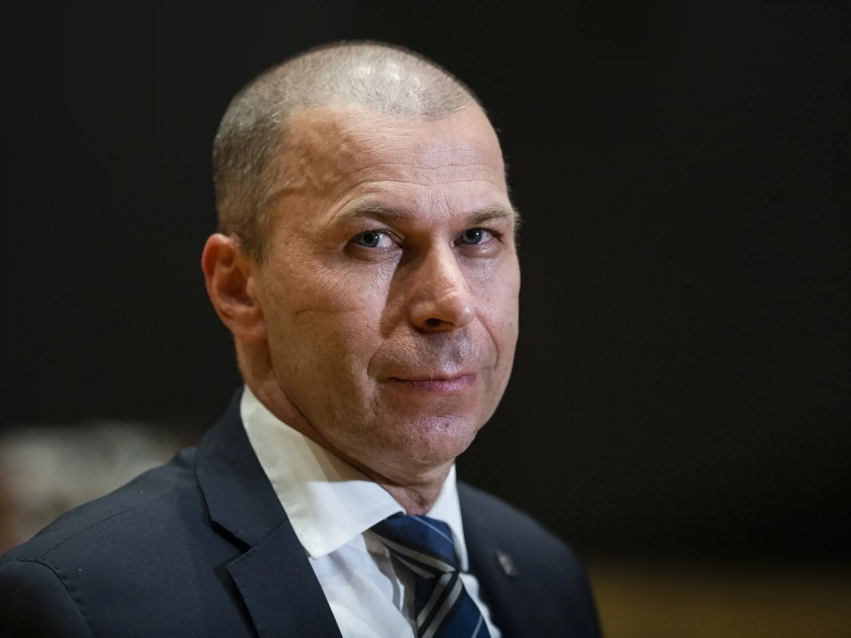 Údajne sa ich dopustil, keď na podnet ministra vnútra, ktorým bol v tom čase Roman Mikulec, zachraňoval elitných vyšetrovateľov NAKA.