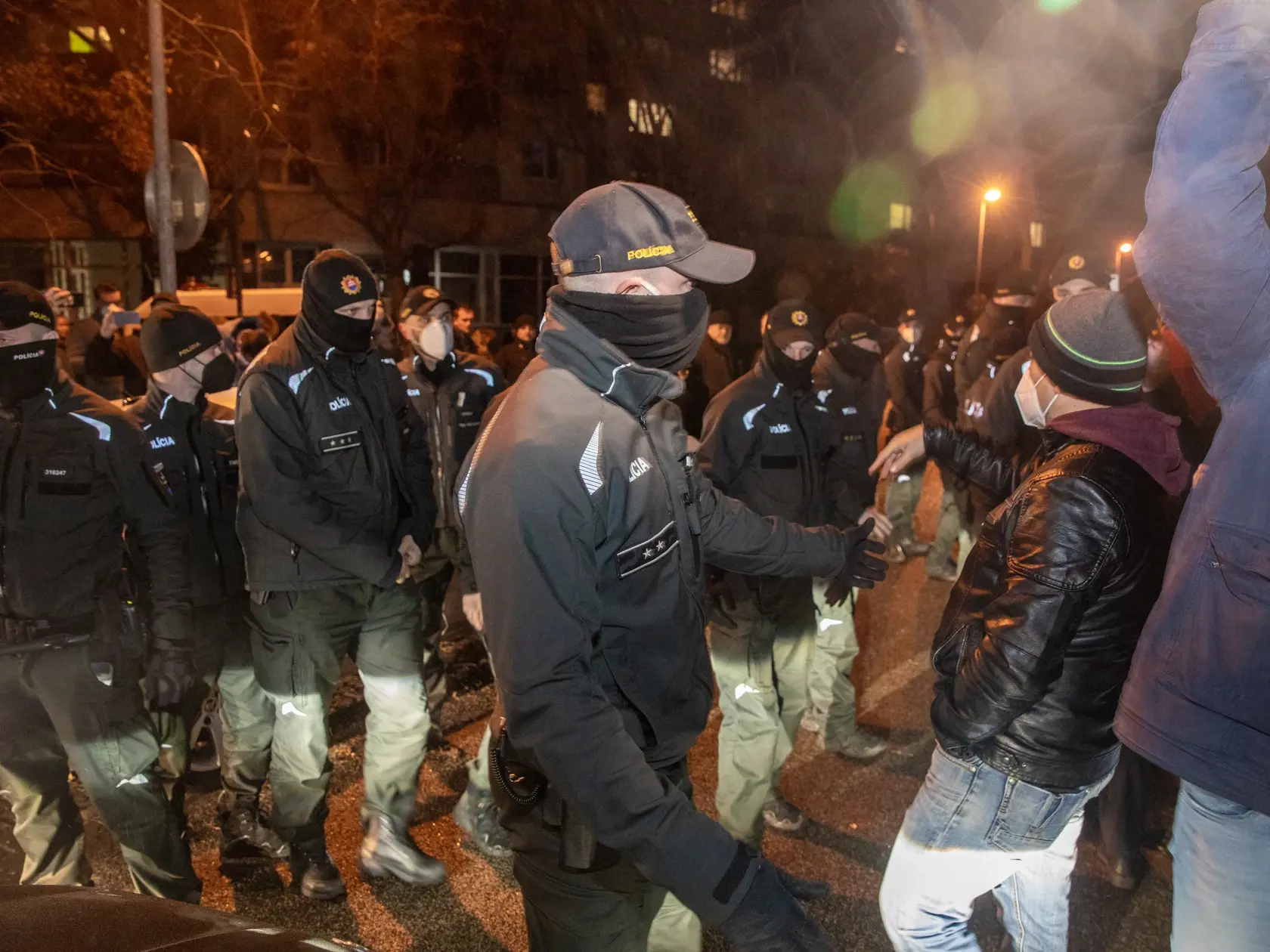 Na snímke sú príslušníci policajného zboru SR pred autom Roberta Fica potom, čo bolo z jedného demonštatov poškodené.