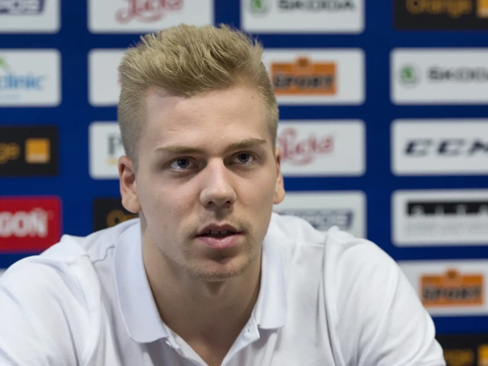 Na snímke asistent kapitána slovenskej hokejovej reprezentácie U20 Erik Černák počas tlačovej konferencie pred blížiacimi sa MS U20 v Helsinkách (Fínsko) 18. decembra 2015 v Bratislave. FOTO TASR - Pavel Neubauer
