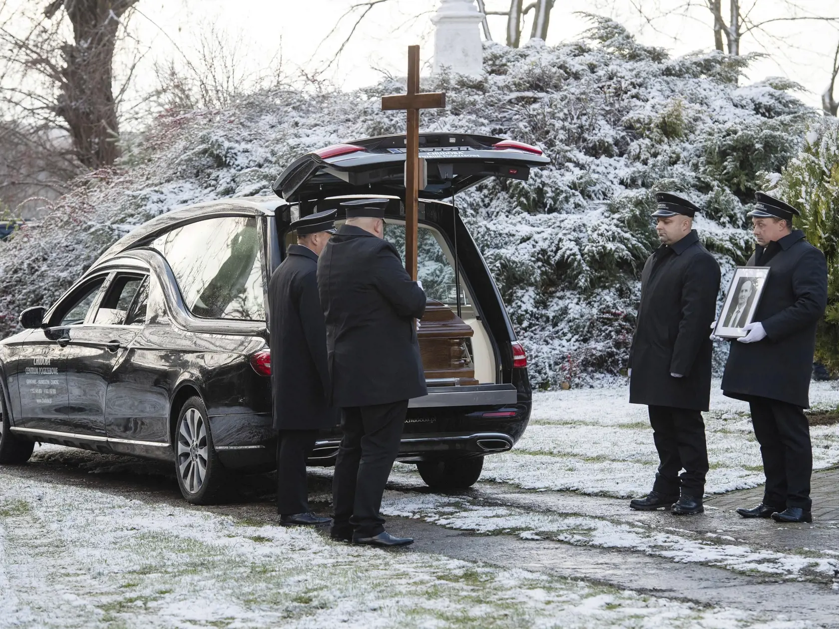 Na snímke pohrebné vozidlo s truhlou s telom Boguslawa Wosa, jednej z dvoch obetí utorkového výbuchu, pred pohrebom v poľskej obci Przewodów 19. novembra 2022.