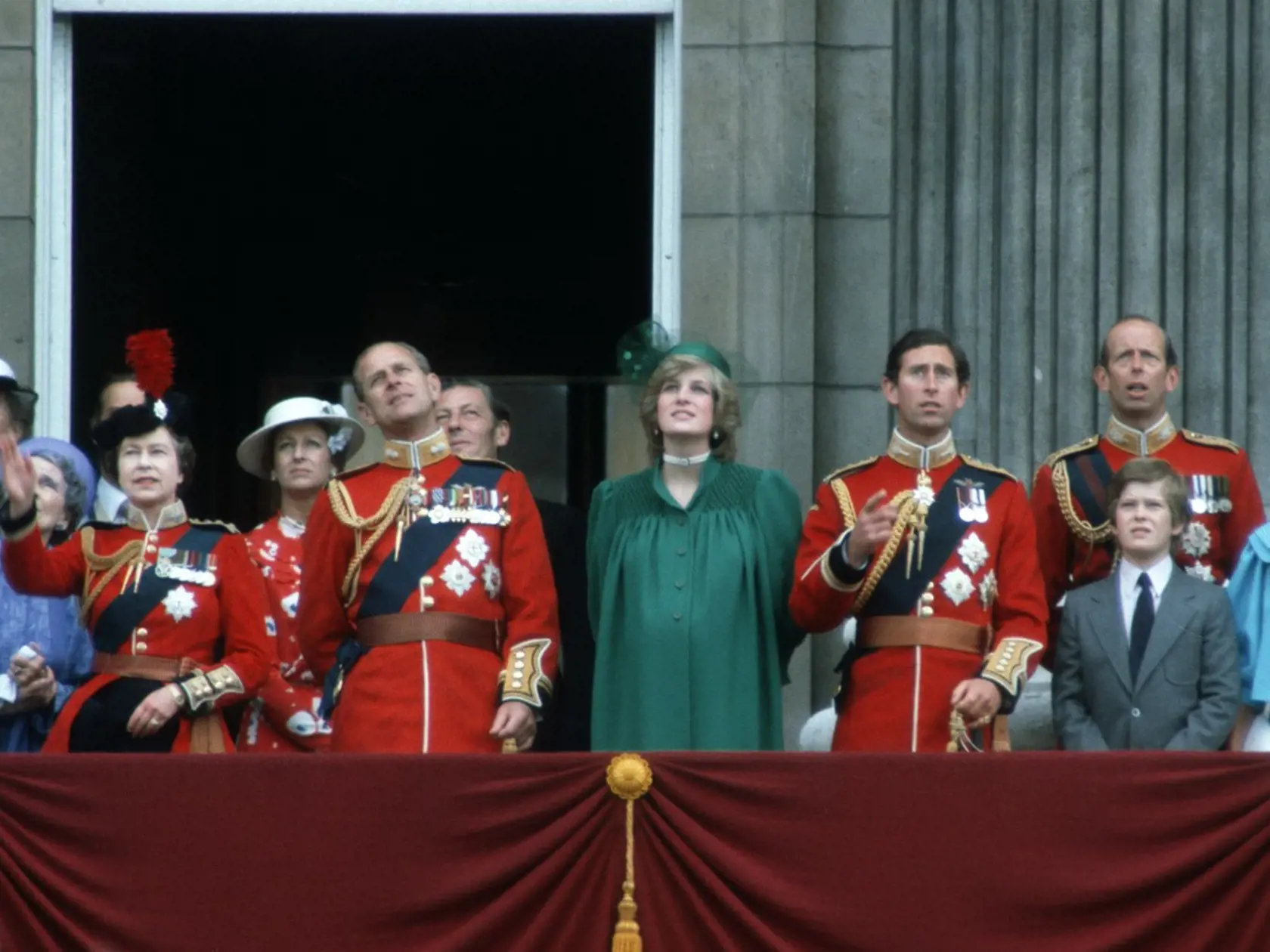Podobné šaty mala na sebe princezná Diana v roku 1982, krátko pred pôrodom.