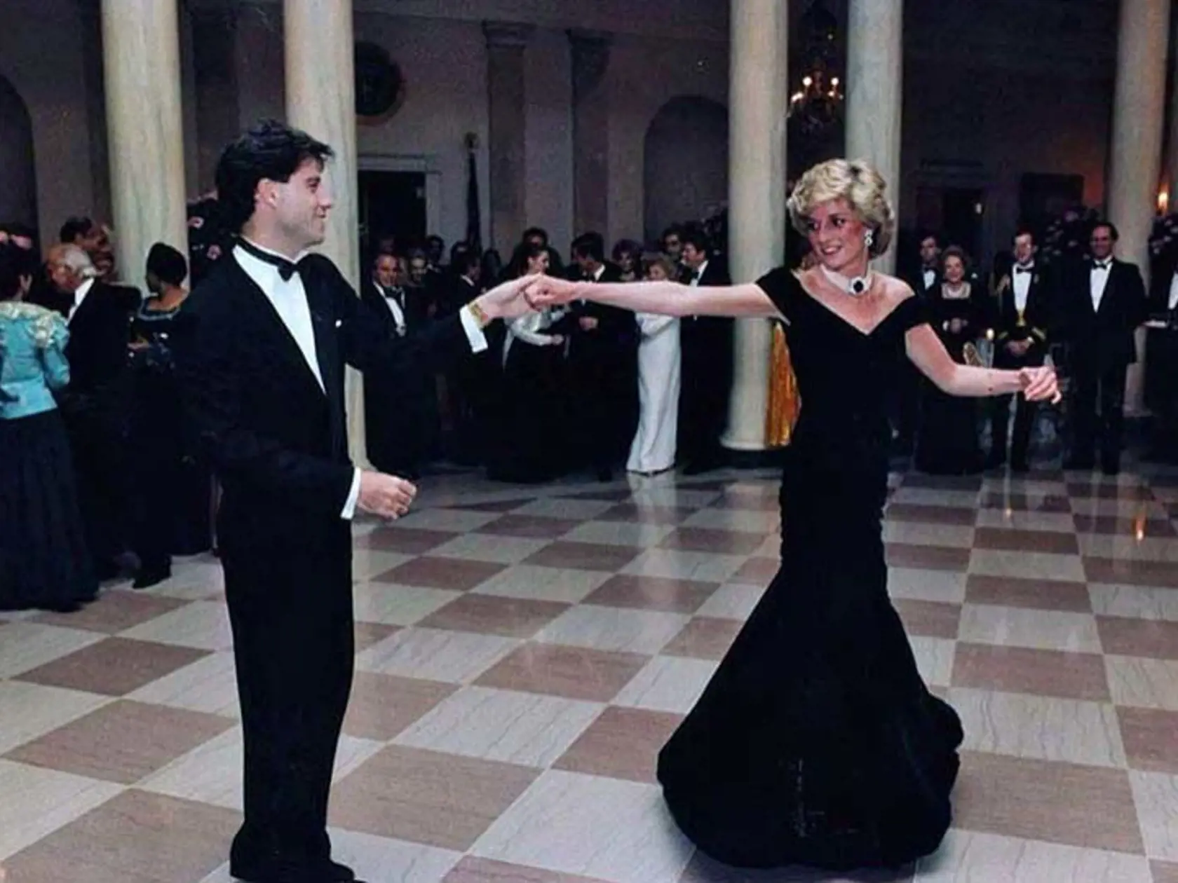 Gala večer v Bielom dome, rok 1985. Princezná Diana prijala pozvanie do tanca od Johna Travoltu a hviezdila s ním na tanečnom parkete v Reaganovej knižnici. Ne-u-ve-ri-teľ-né!