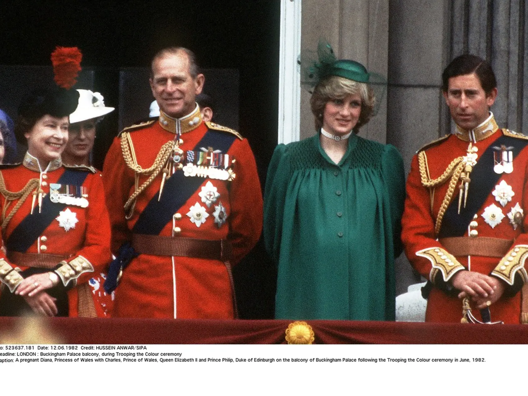 Podobné šaty mala na sebe princezná Diana v roku 1982, krátko pred pôrodom.