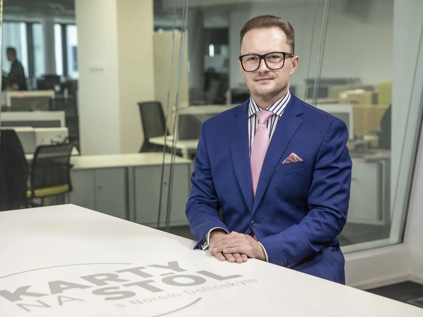  Na snímke je diskusná relácia “Karty na stôl”, ktorej hosťom bol politológ Miroslav Řádek.