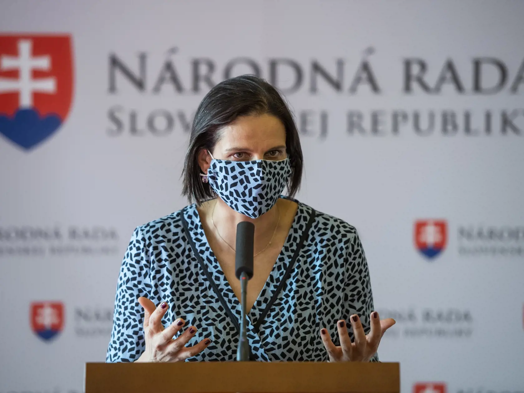 Mária Kolíková (Za ľudí) počas tlačovej konferencie.