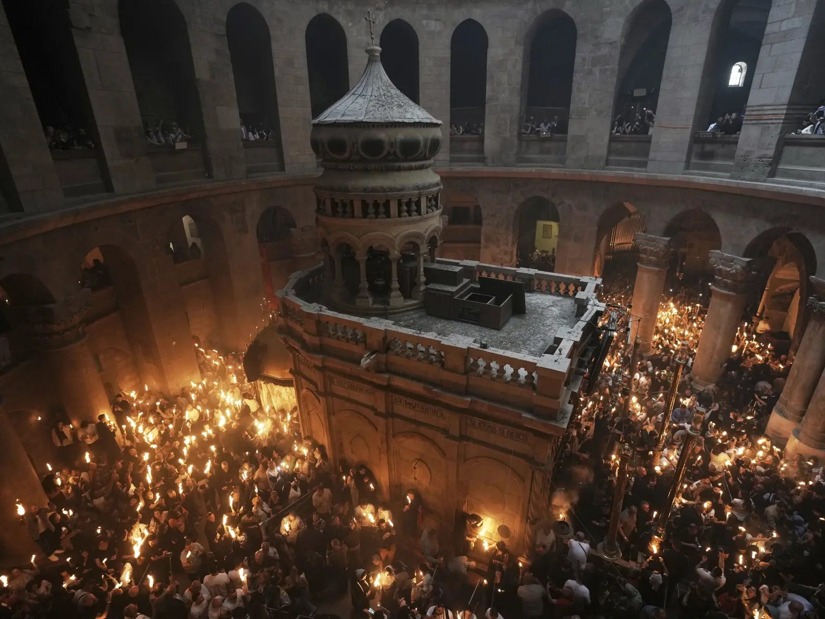 Veriaci zapaľujú sviečky v Chráme Božieho hrobu v Jeruzaleme počas obradu zapálenia Svätého ohňa v sobotu 19. apríla 2025. FOTO TASR/AP
Christian pilgrims light candles during the Holy Fire ceremony, at the Church of the Holy Sepulcher, the site where according to tradition Jesus was crucified and buried, in Jerusalem's Old City, Saturday, April 19, 2025. (AP Photo/Mahmoud Illean)